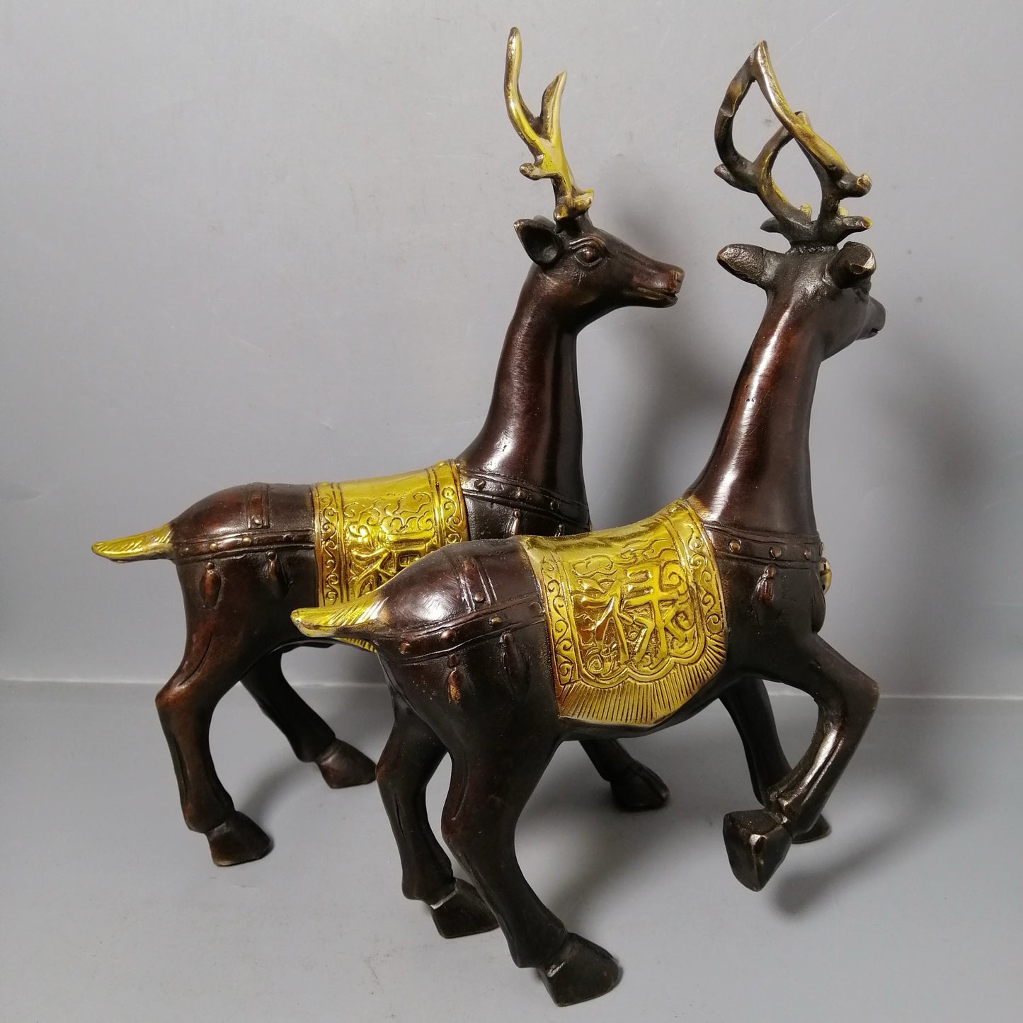 A pair of Chinese antique pure copper deer ornaments