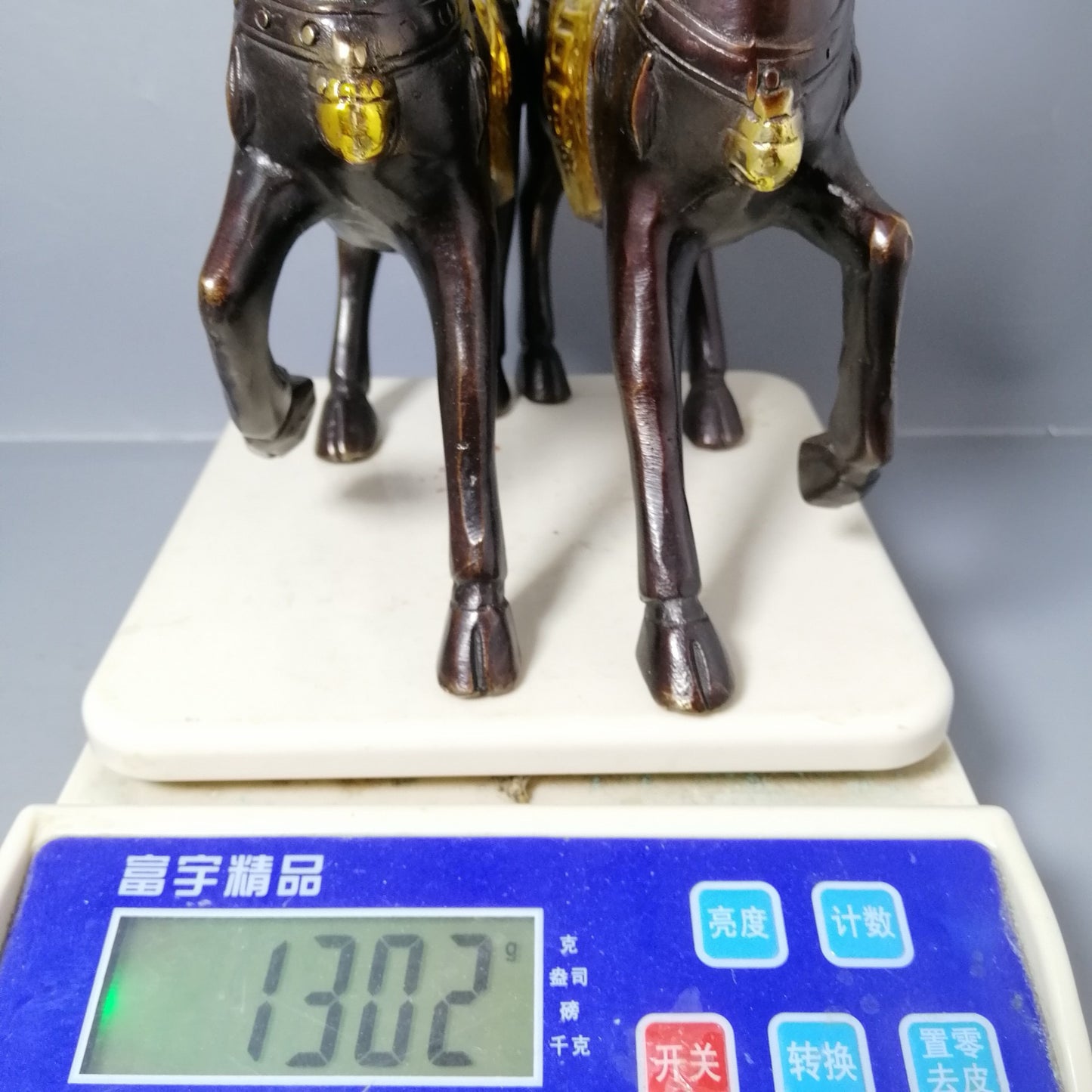 A pair of Chinese antique pure copper deer ornaments