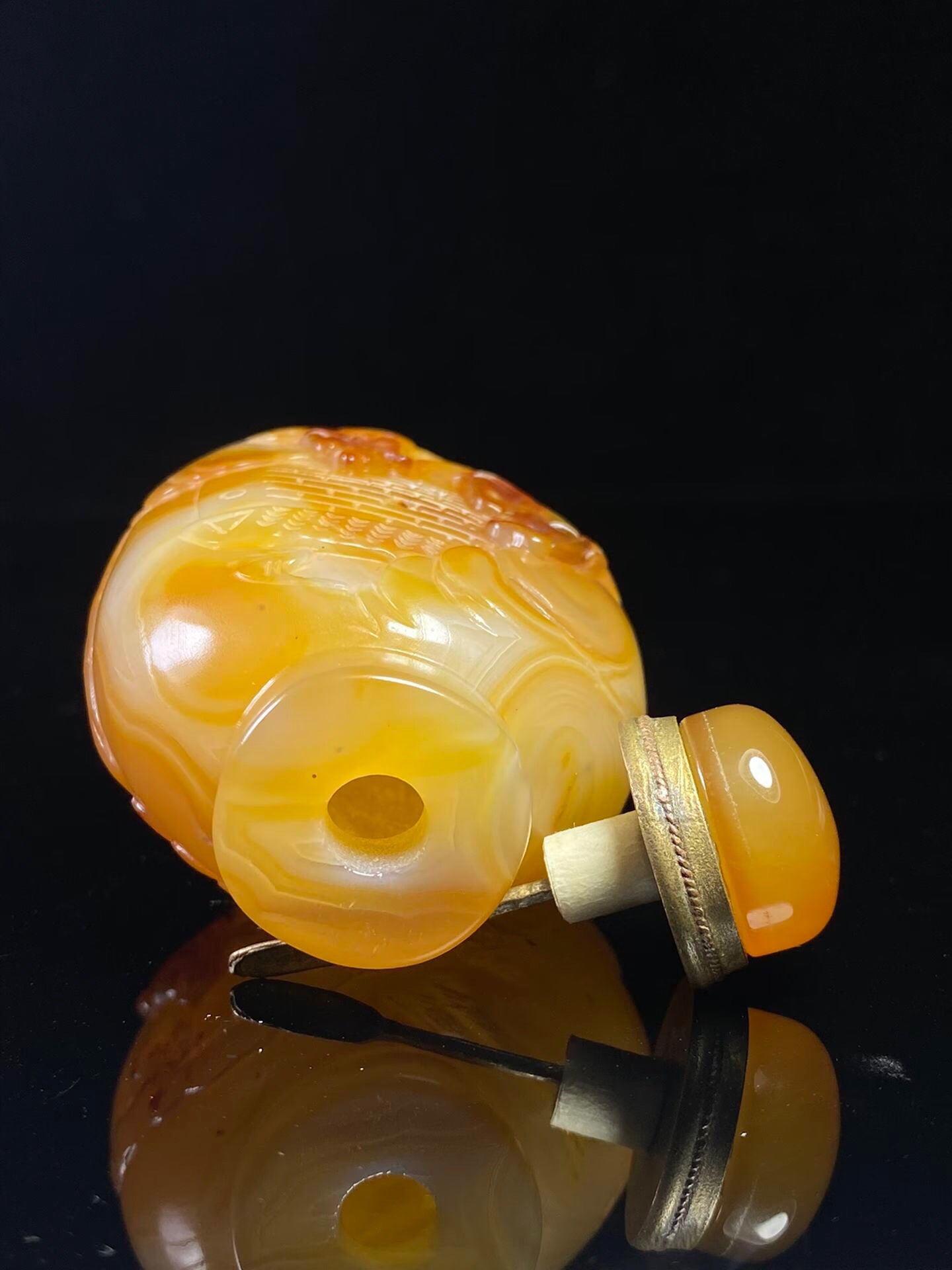 Chinese antique agate snuff bottle