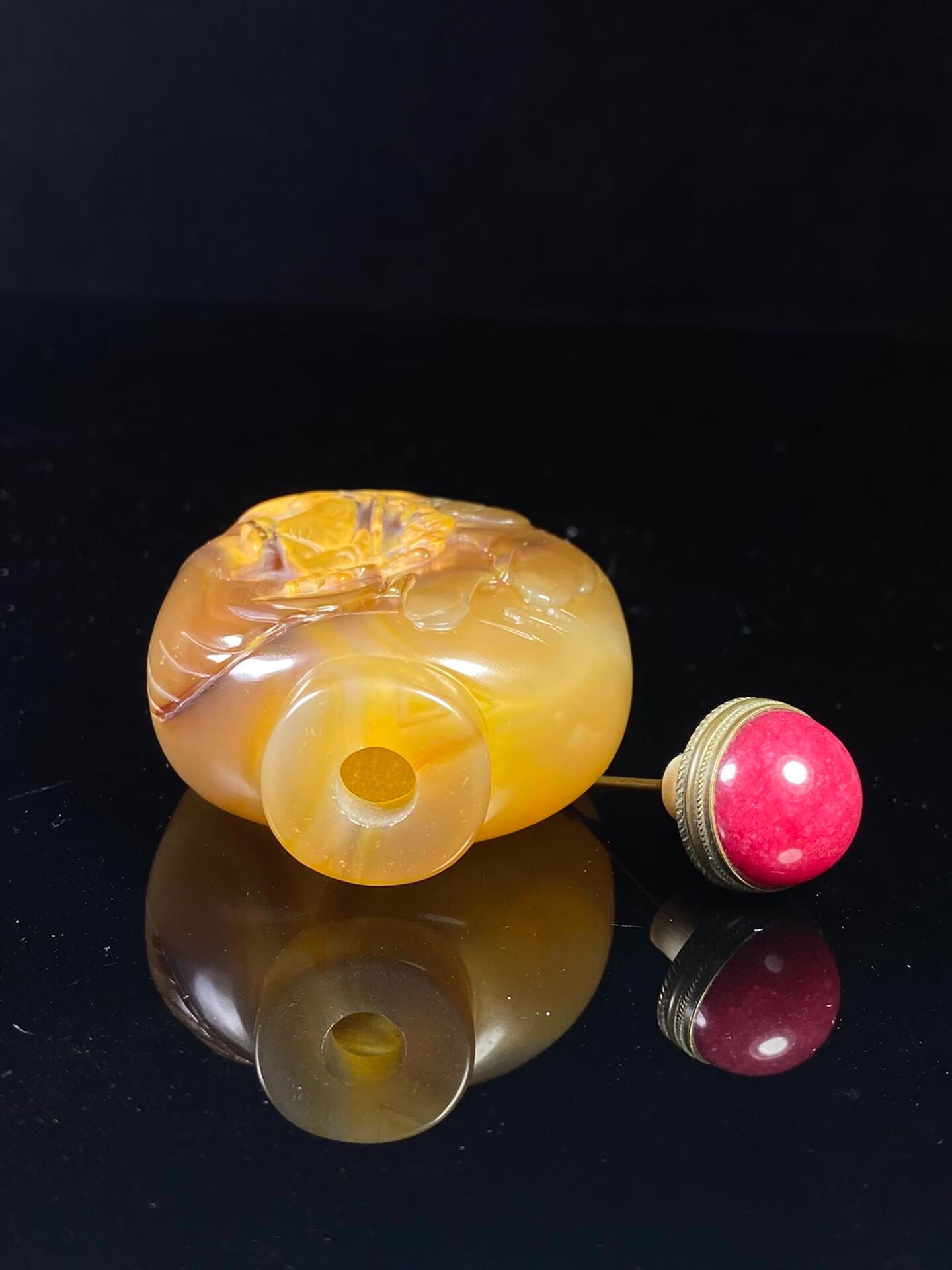 Chinese antique agate snuff bottle