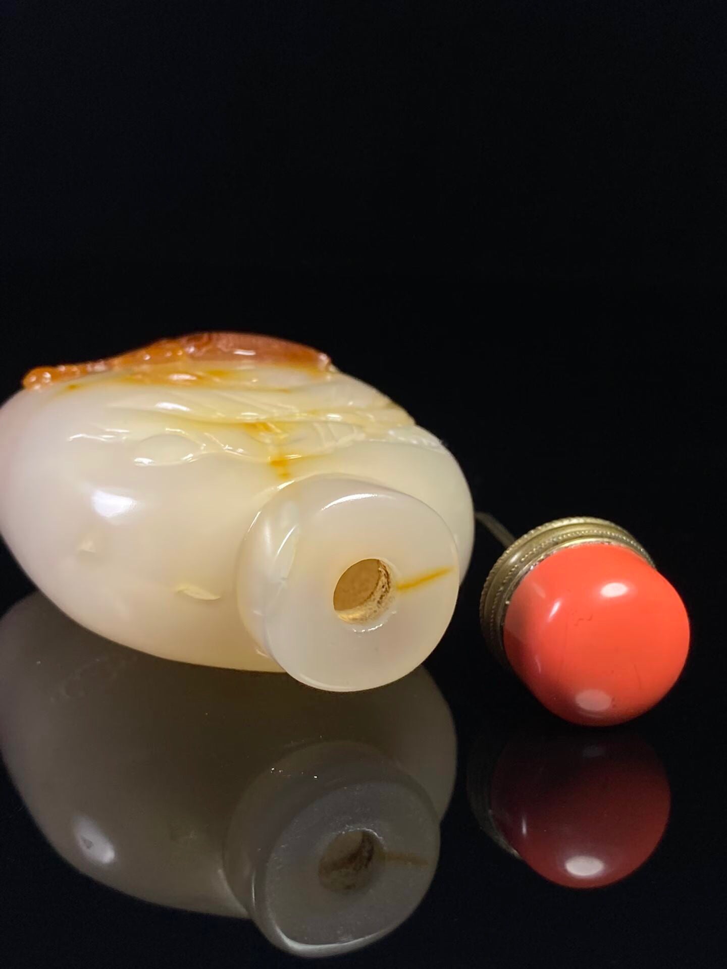 Chinese antique agate snuff bottle