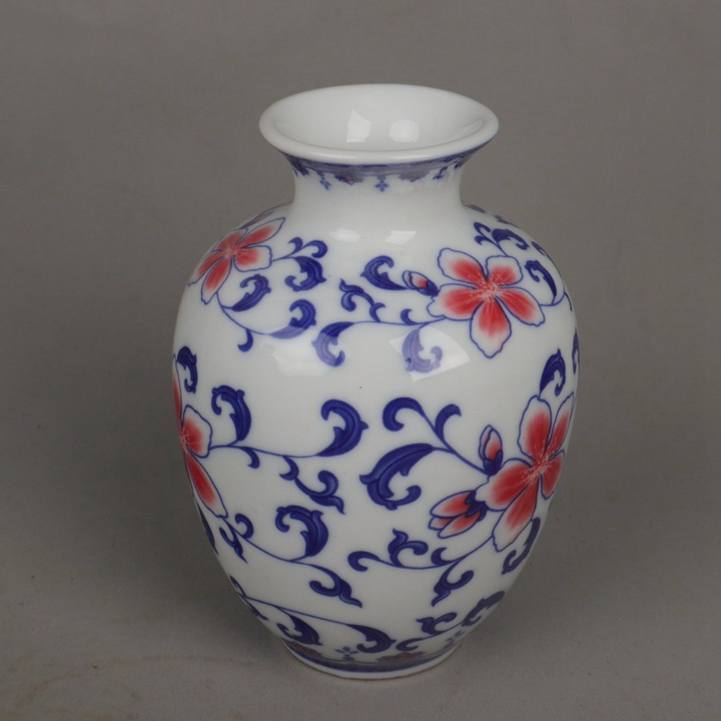 A pair of ceramic blue and white underglaze vases