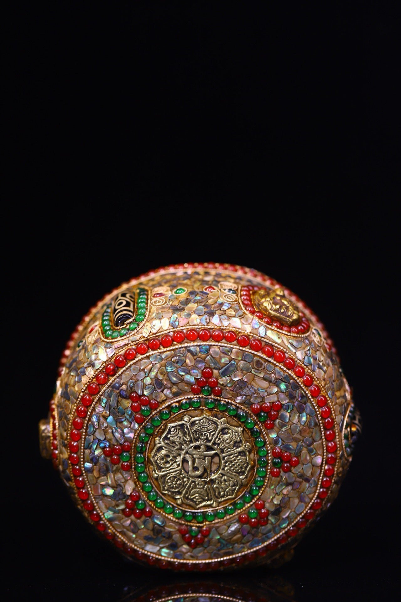 Crystal carving, inlaid with celestial beads, gemstone jar