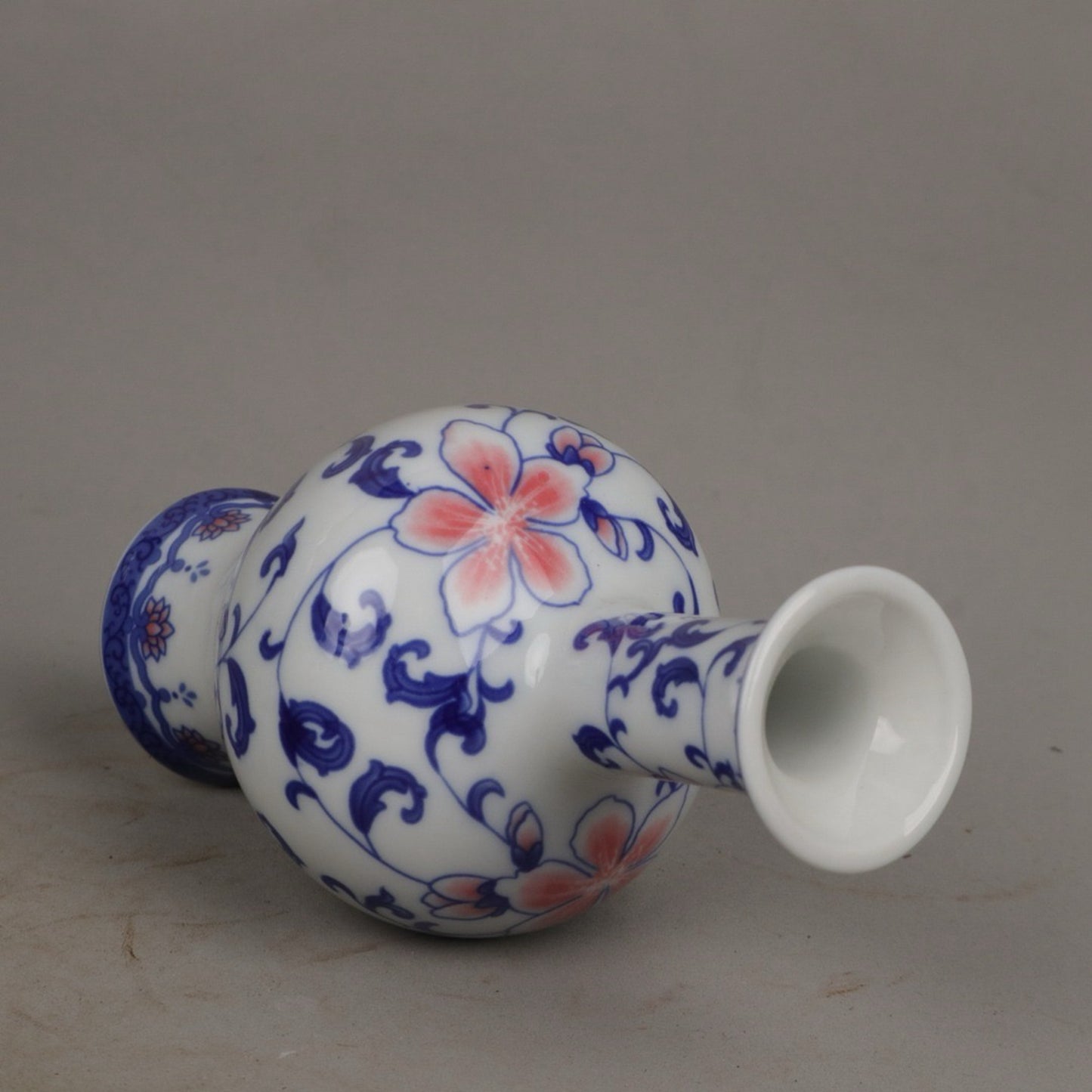 A pair of ceramic blue and white underglaze vases