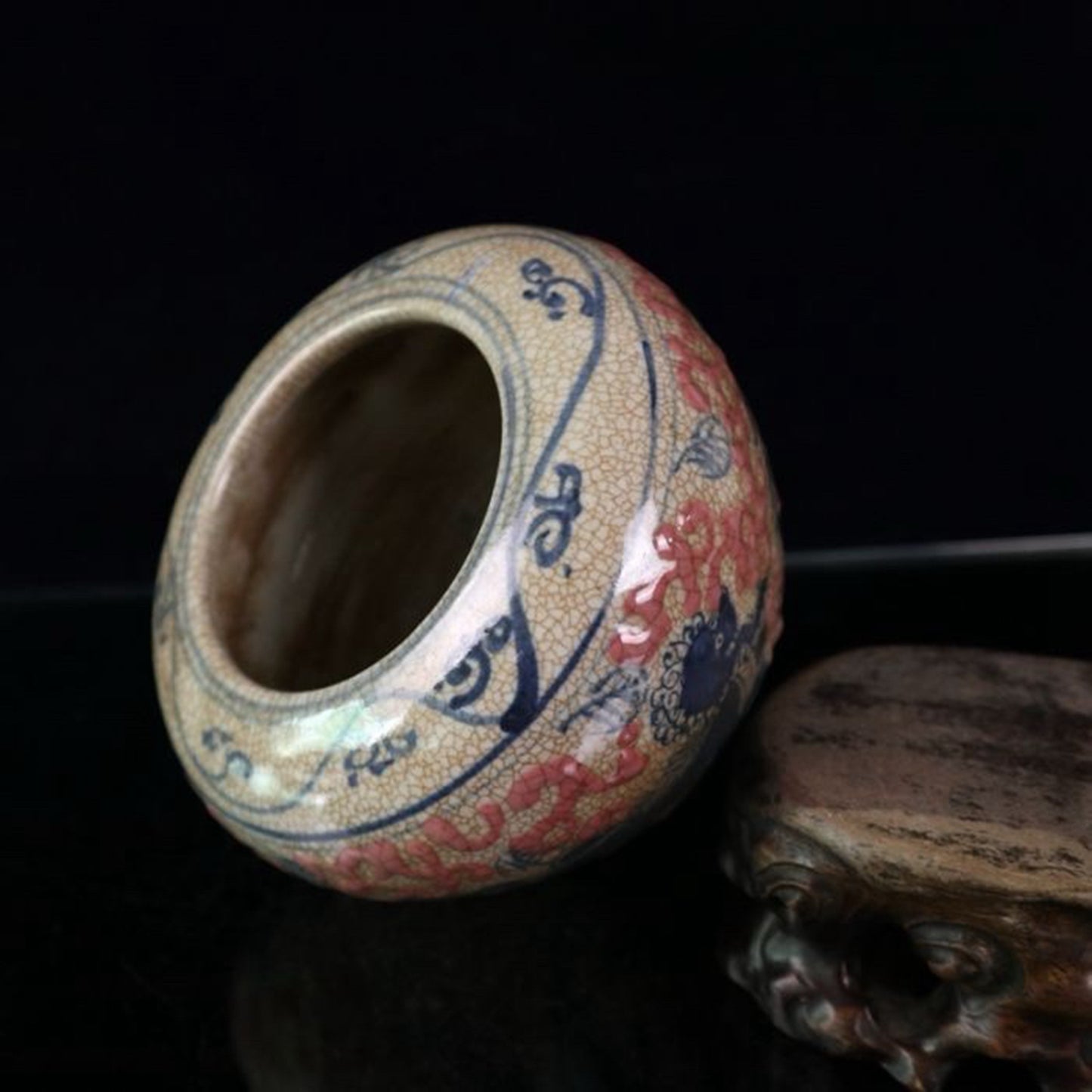 Ceramic blue and white glazed ceiling jar