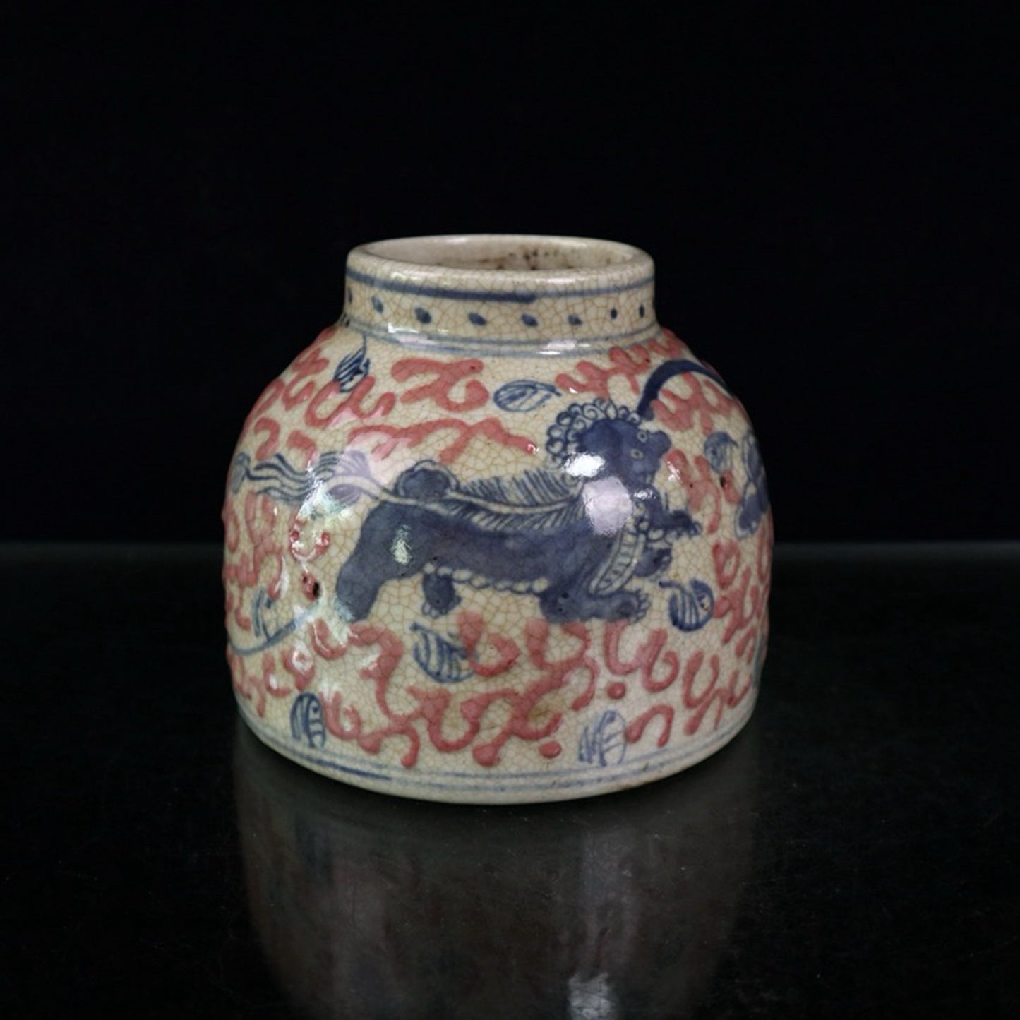 Ceramic blue and white glazed red lion patterned jar