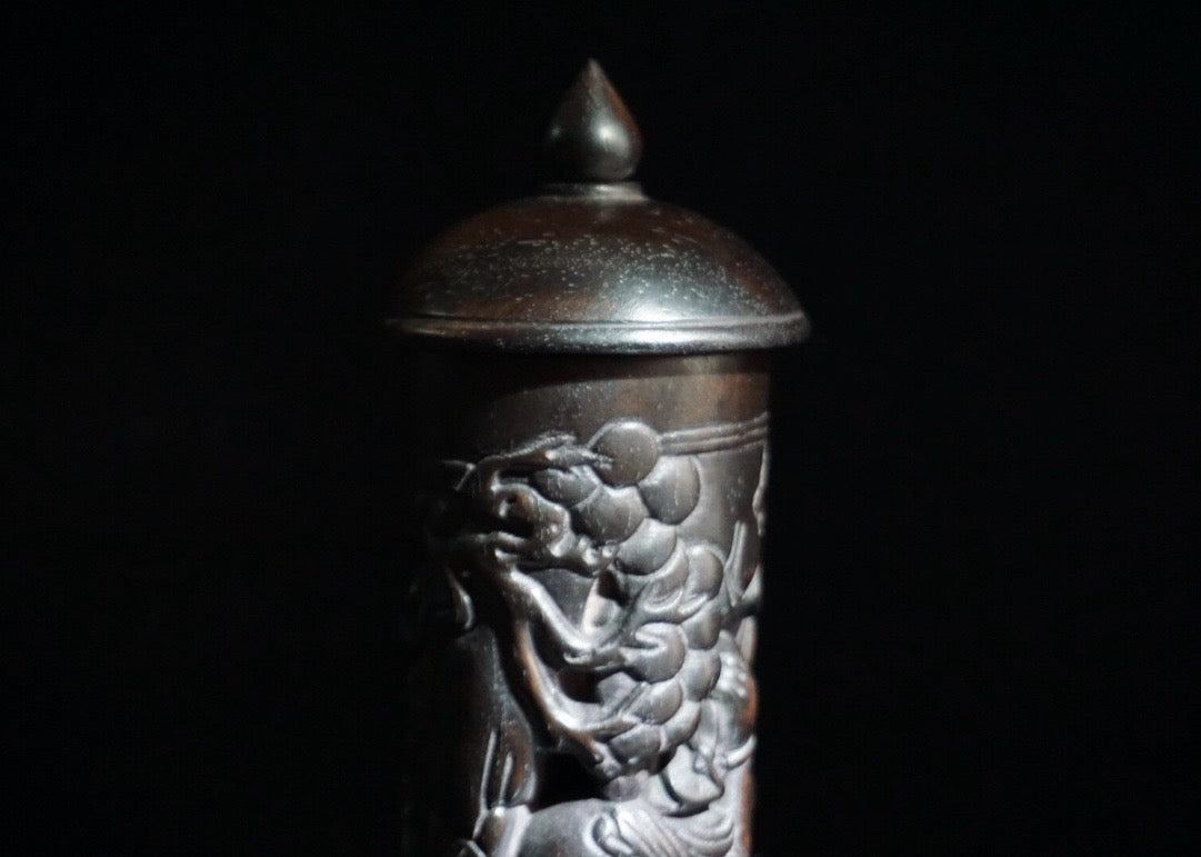 Black sandalwood carved bangs and golden toad fragrance tube