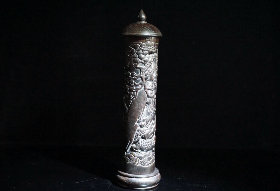 Black sandalwood carved bangs and golden toad fragrance tube