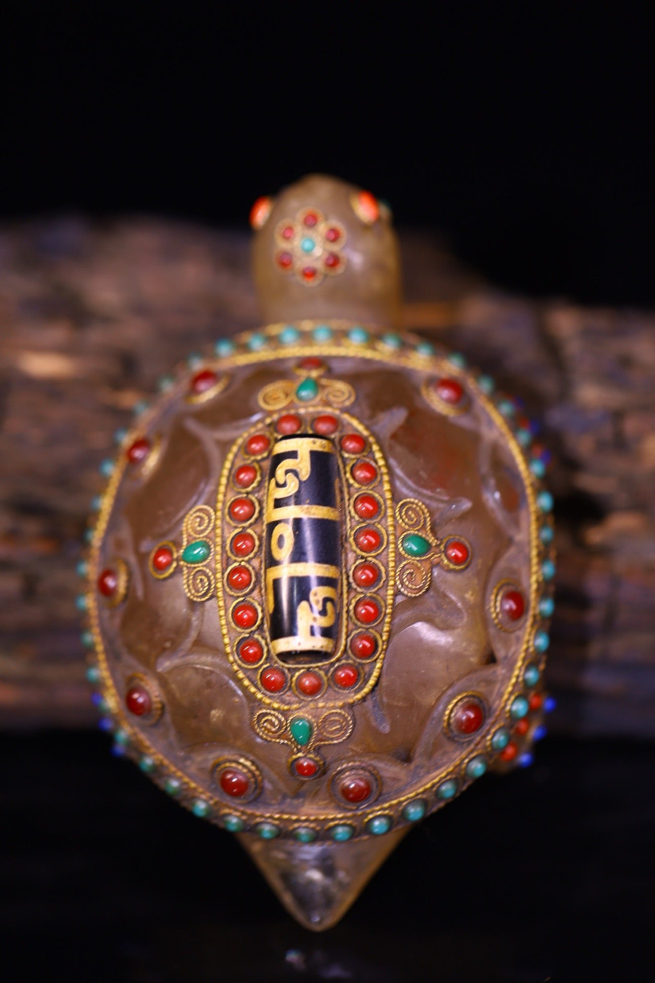 Natural crystal, pure handmade knocking, carving, gilded filigree inlaid with gemstones, attracting wealth turtles
