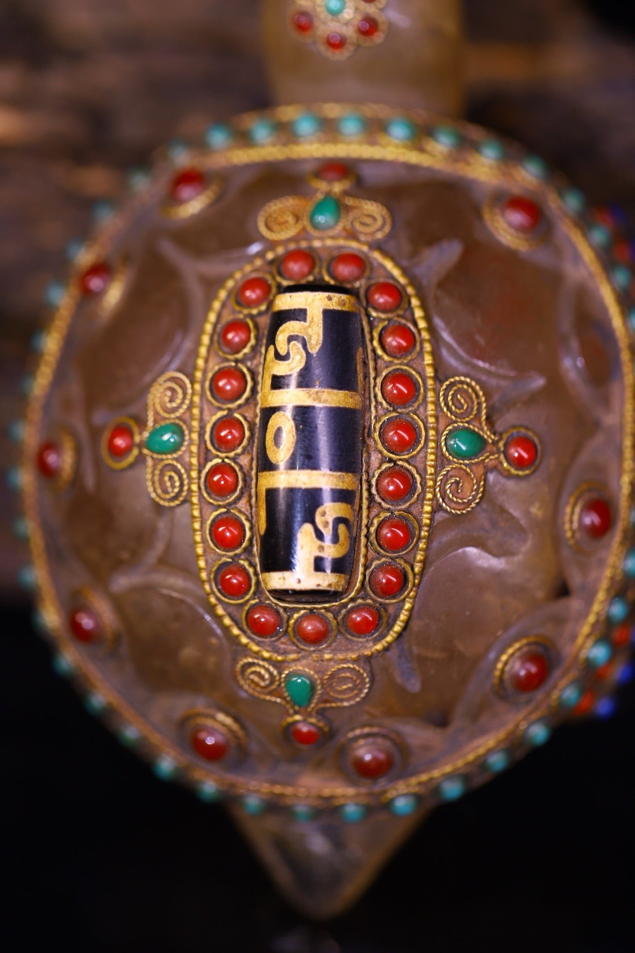 Natural crystal, pure handmade knocking, carving, gilded filigree inlaid with gemstones, attracting wealth turtles