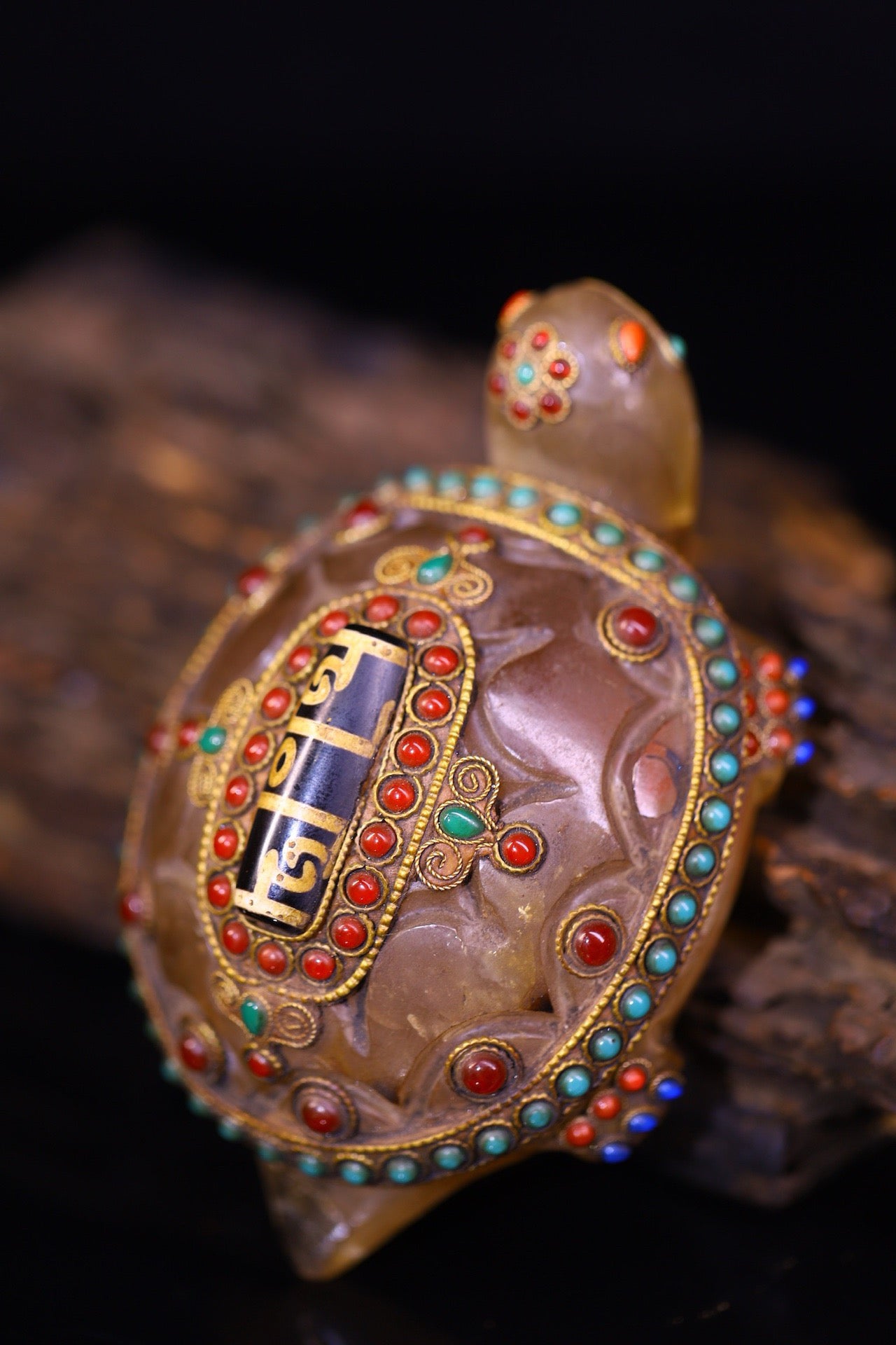 Natural crystal, pure handmade knocking, carving, gilded filigree inlaid with gemstones, attracting wealth turtles