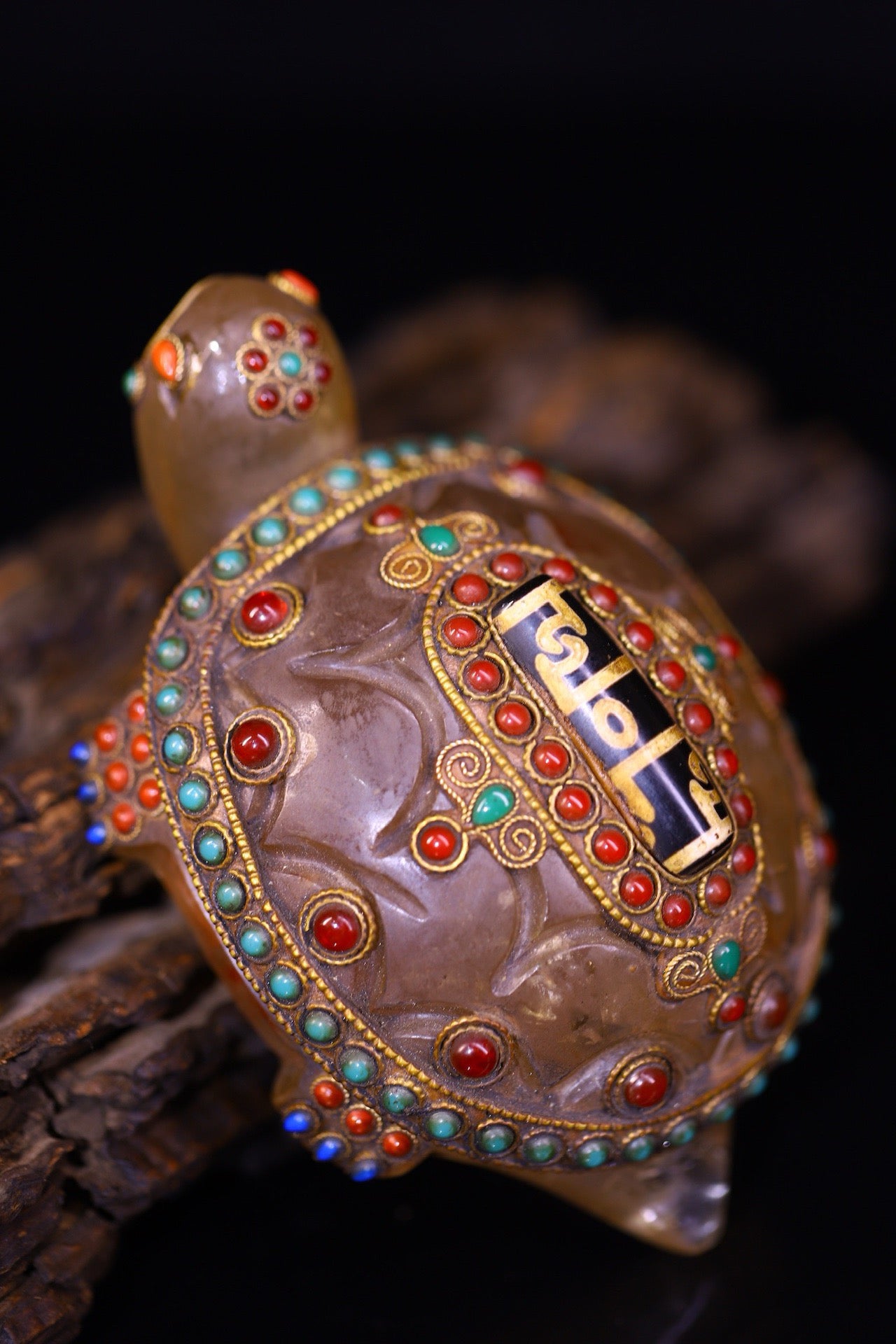 Natural crystal, pure handmade knocking, carving, gilded filigree inlaid with gemstones, attracting wealth turtles