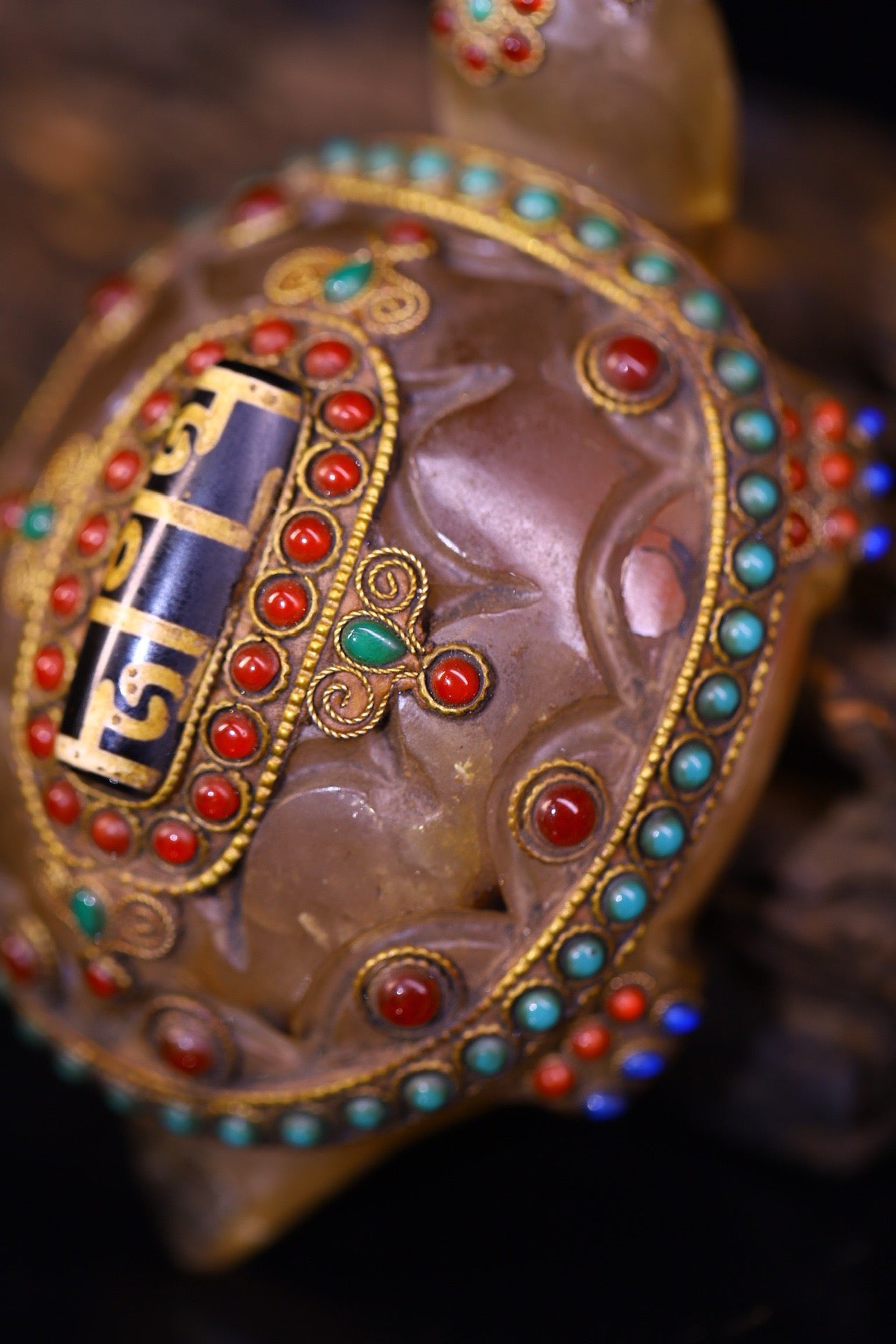 Natural crystal, pure handmade knocking, carving, gilded filigree inlaid with gemstones, attracting wealth turtles