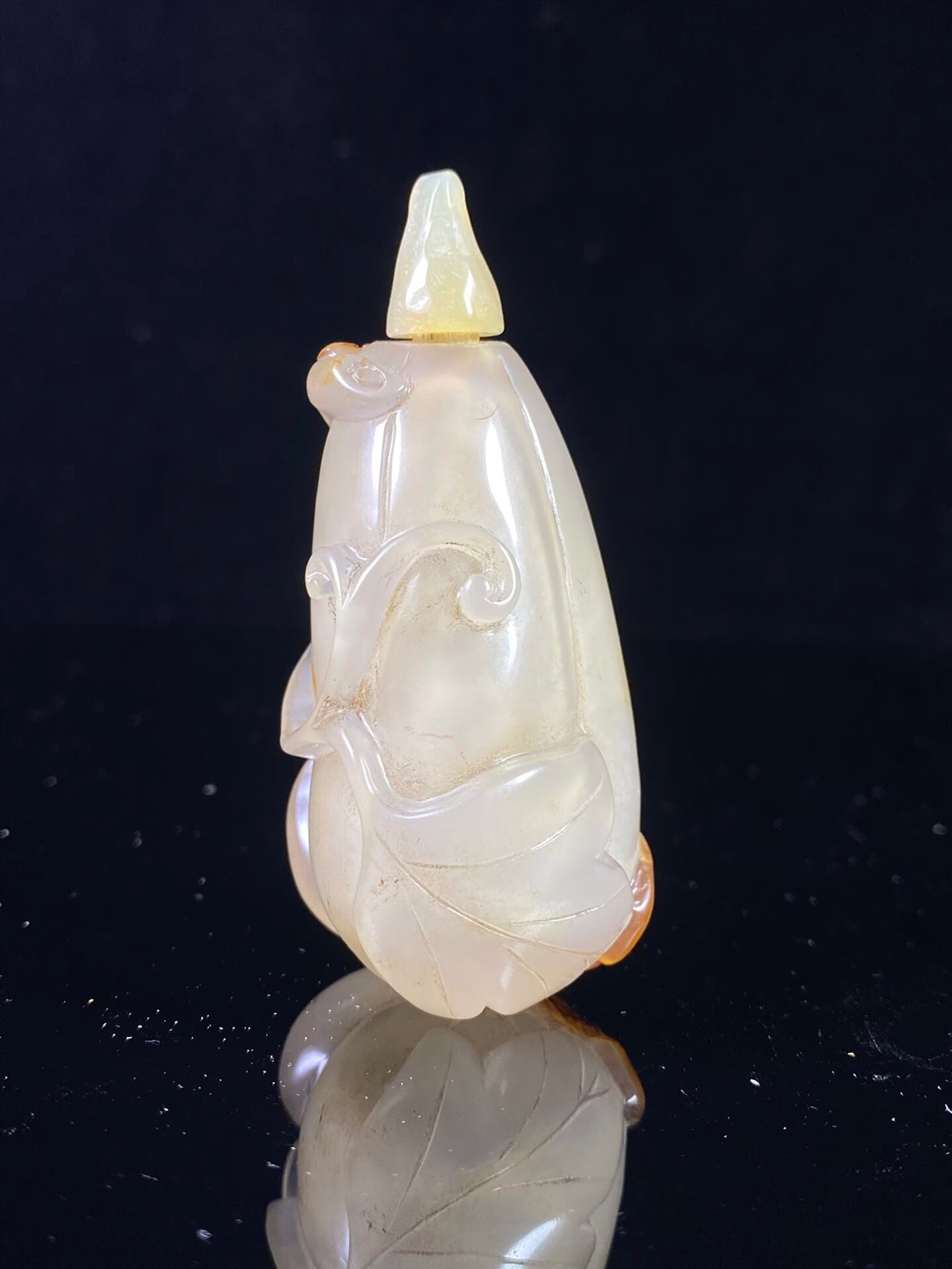 Chinese antique agate melon shaped snuff bottle