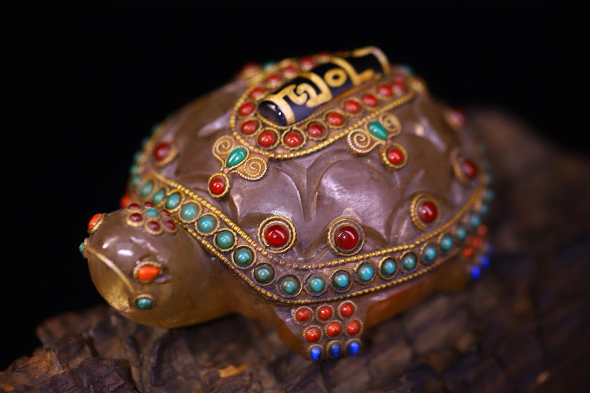 Natural crystal, pure handmade knocking, carving, gilded filigree inlaid with gemstones, attracting wealth turtles