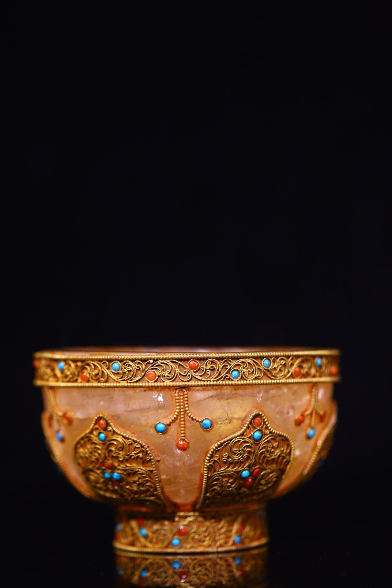 Natural crystal, pure handmade hammering, chiseling, gilded filigree inlaid with gemstones, serving as a bowl