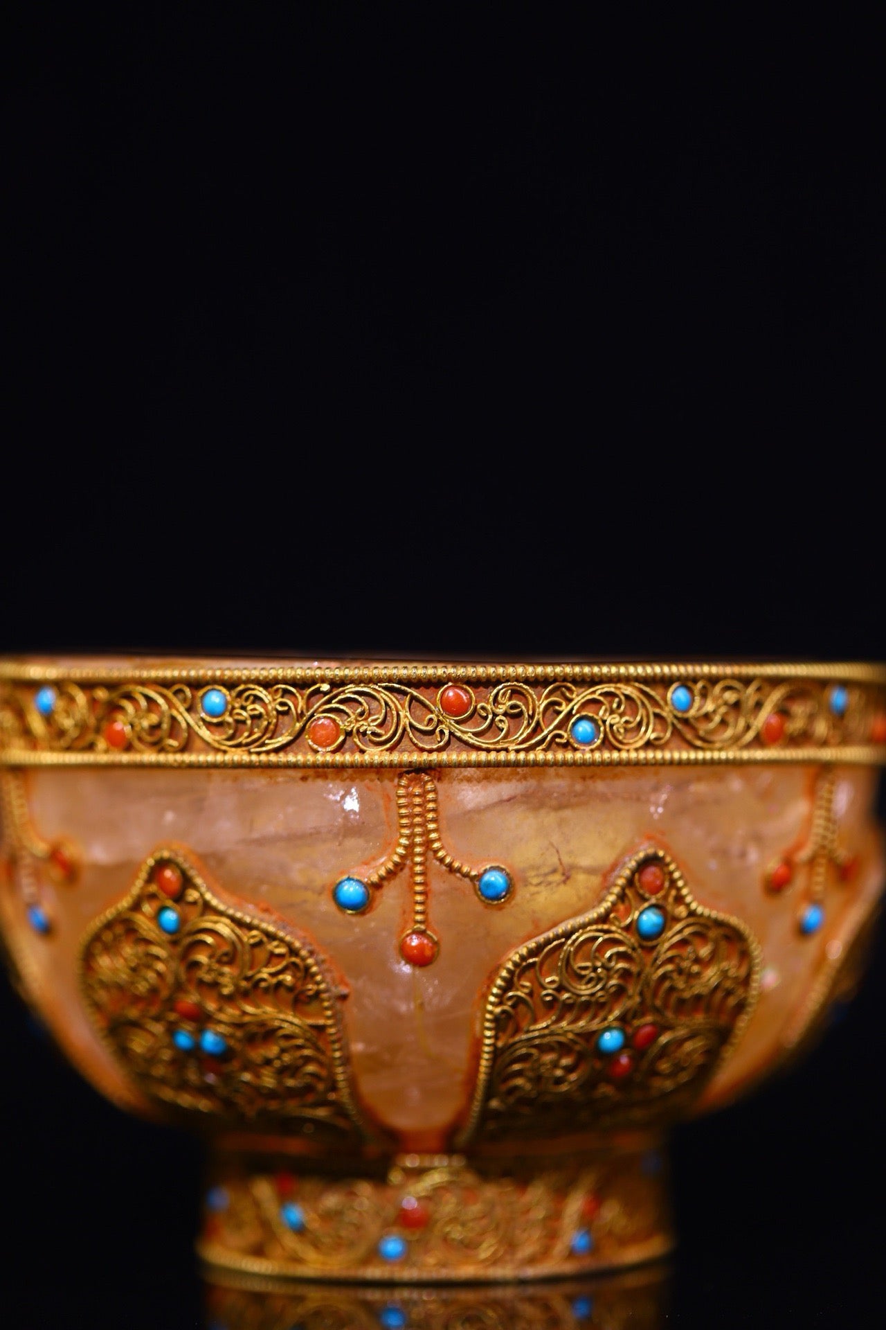 Natural crystal, pure handmade hammering, chiseling, gilded filigree inlaid with gemstones, serving as a bowl