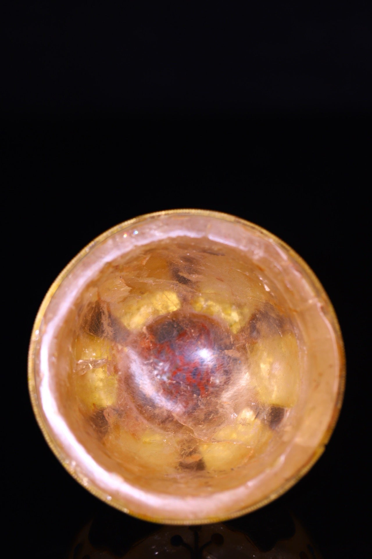 Natural crystal, pure handmade hammering, chiseling, gilded filigree inlaid with gemstones, serving as a bowl