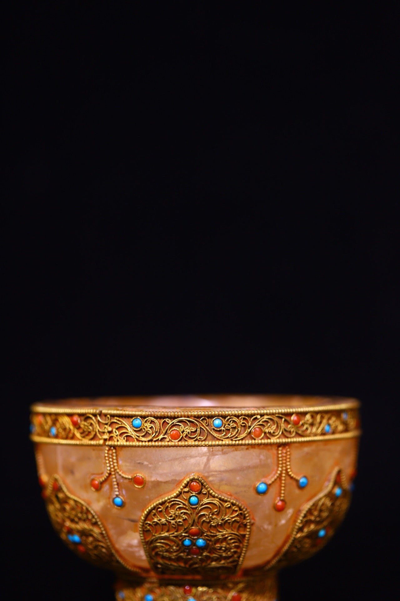 Natural crystal, pure handmade hammering, chiseling, gilded filigree inlaid with gemstones, serving as a bowl
