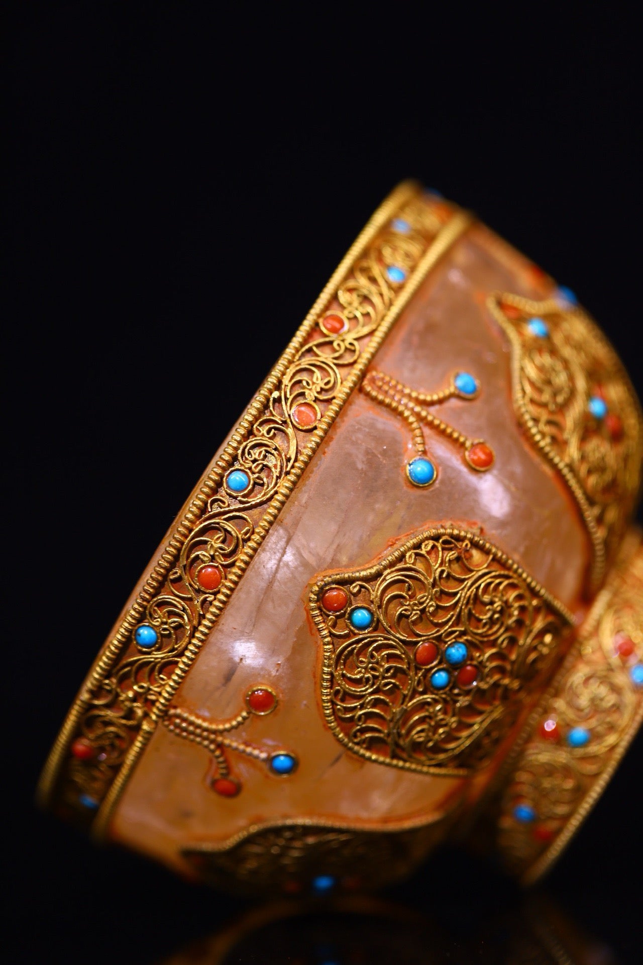 Natural crystal, pure handmade hammering, chiseling, gilded filigree inlaid with gemstones, serving as a bowl