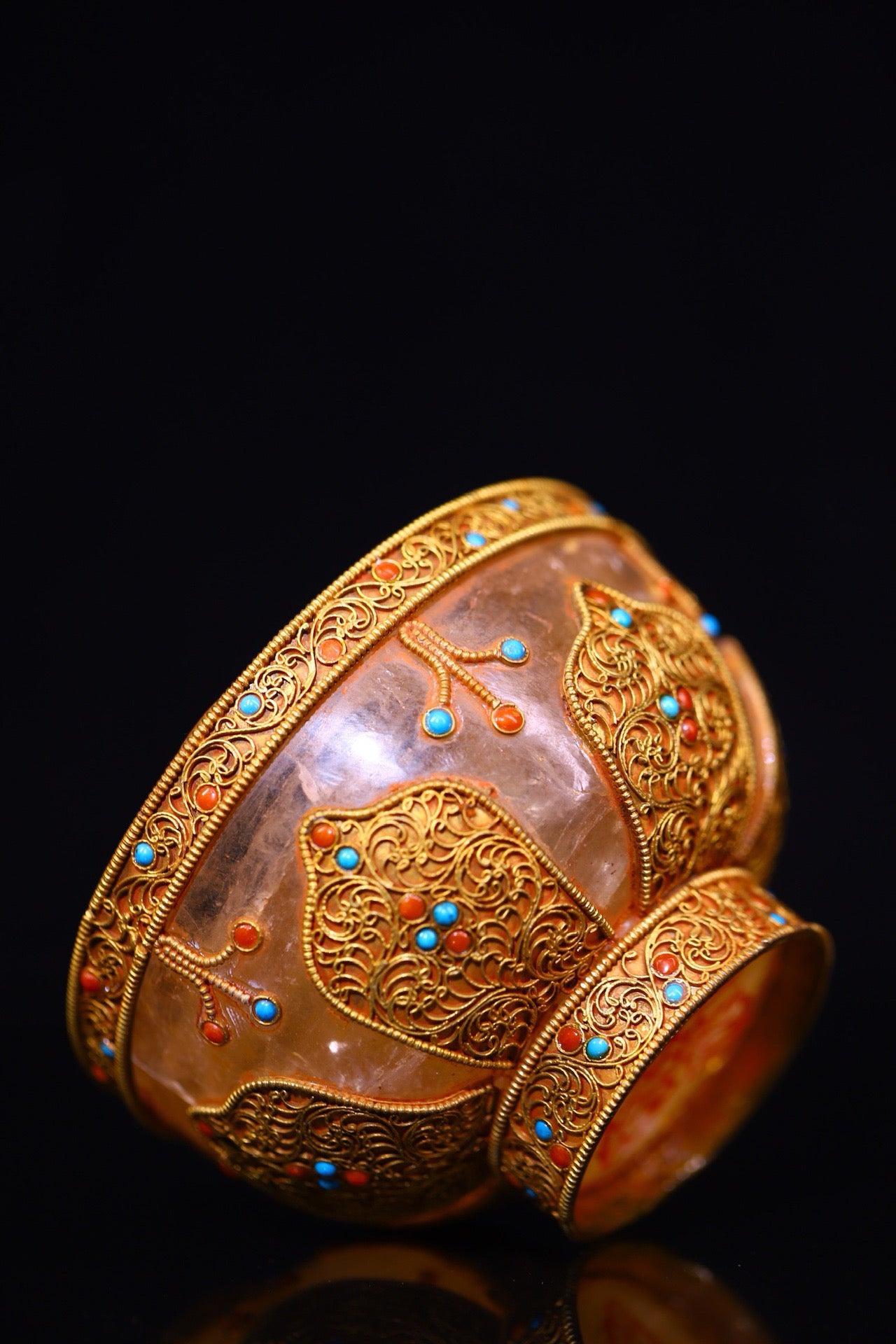 Natural crystal, pure handmade hammering, chiseling, gilded filigree inlaid with gemstones, serving as a bowl