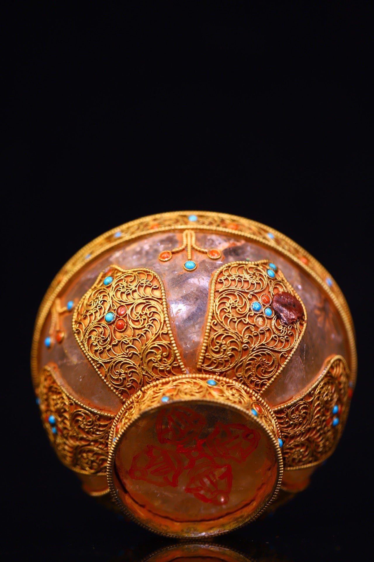 Natural crystal, pure handmade hammering, chiseling, gilded filigree inlaid with gemstones, serving as a bowl