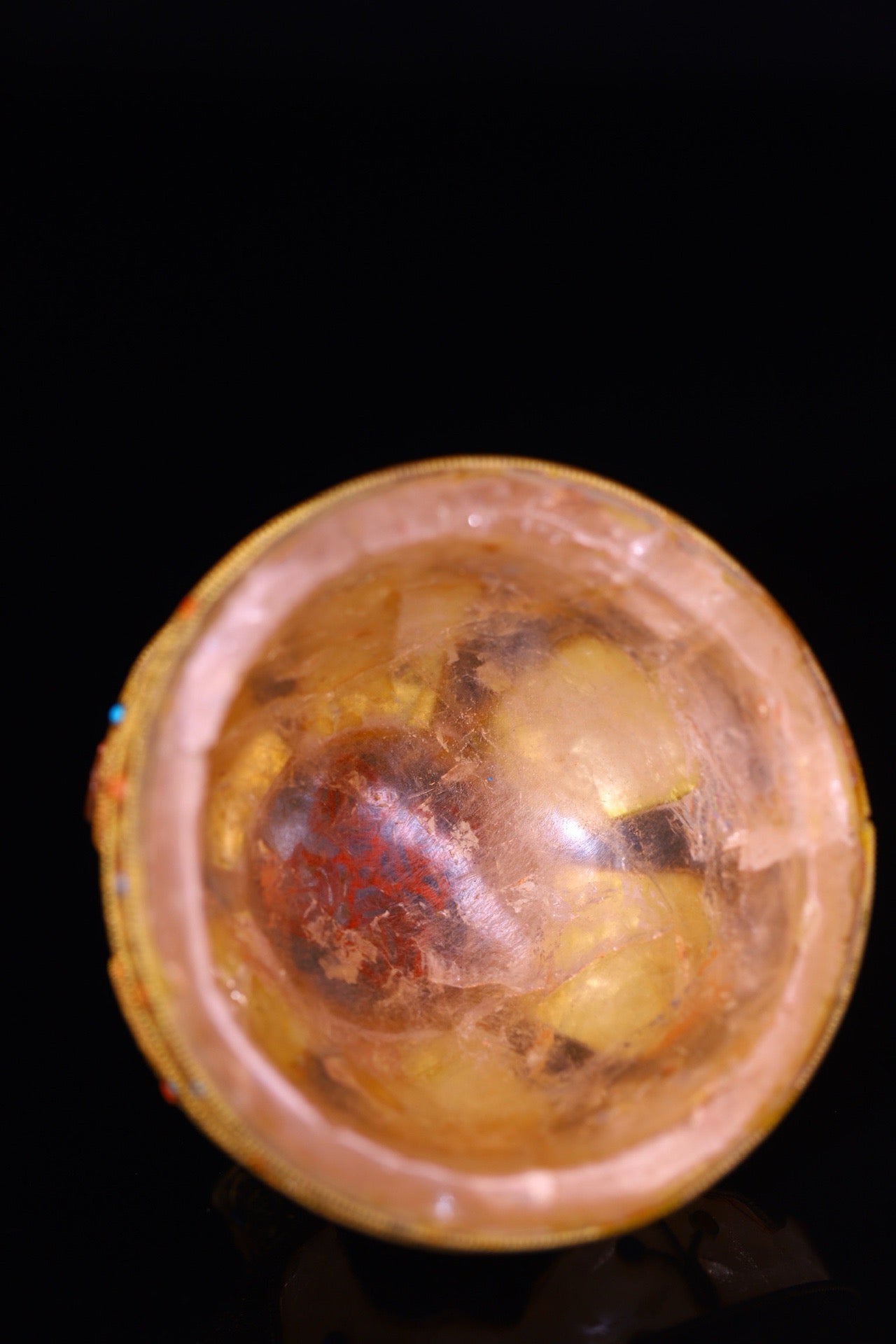 Natural crystal, pure handmade hammering, chiseling, gilded filigree inlaid with gemstones, serving as a bowl