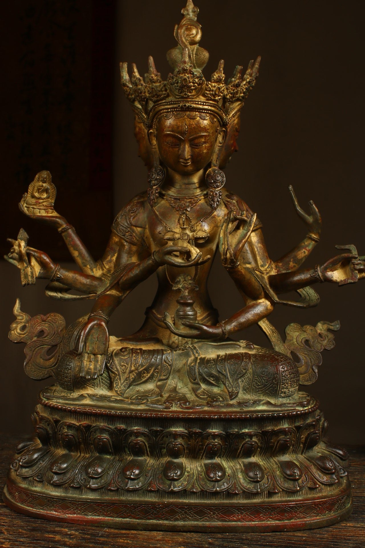 Handmade copper gilded gold to create a venerable Buddha mother