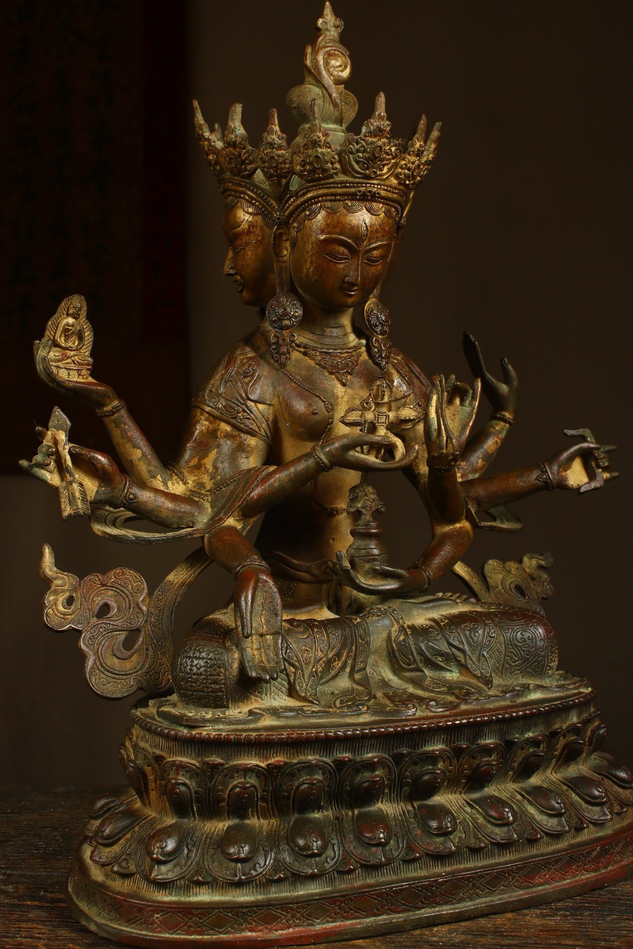 Handmade copper gilded gold to create a venerable Buddha mother
