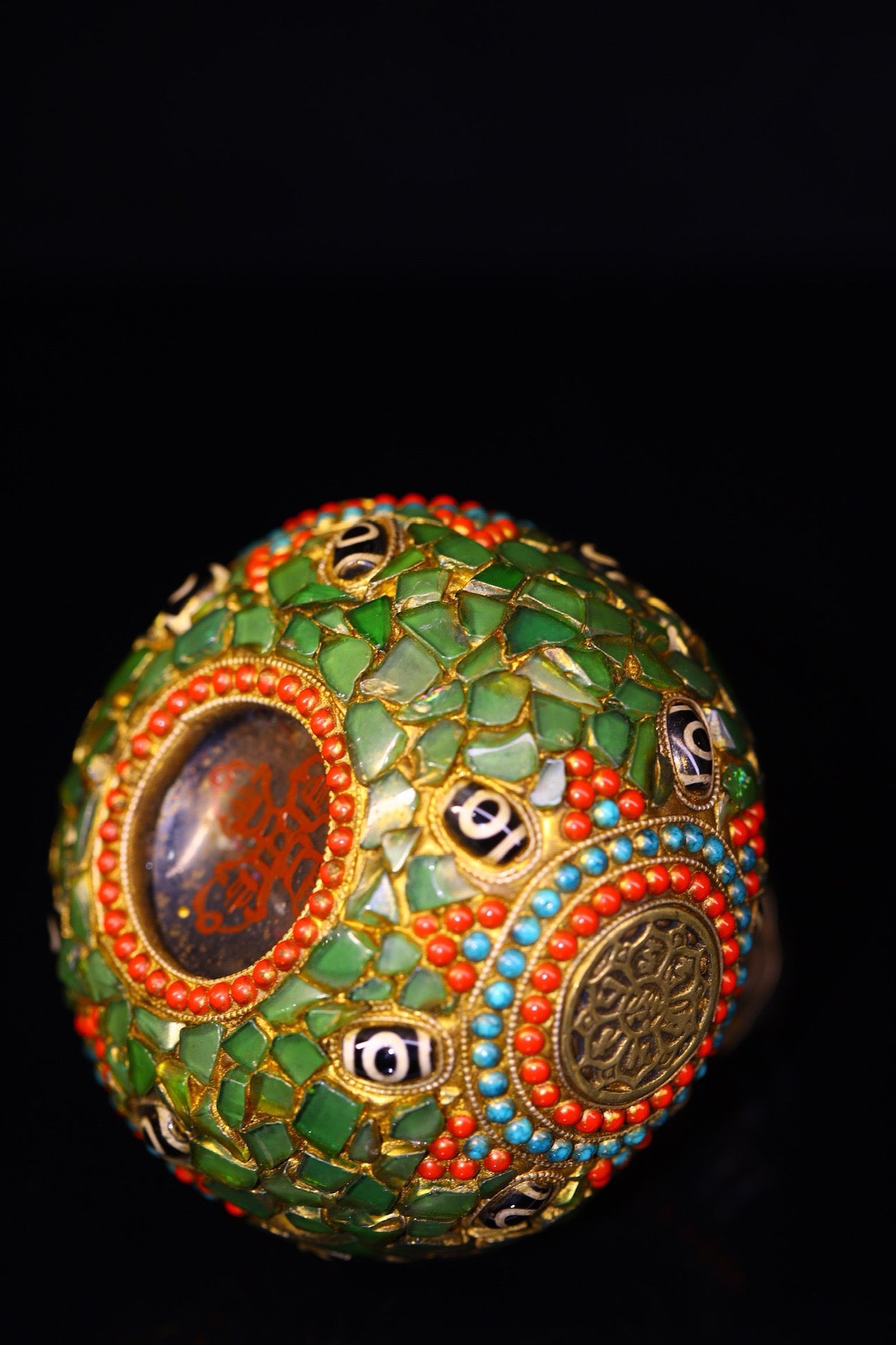 Crystal carving, inlaid with celestial beads, gemstone jar
