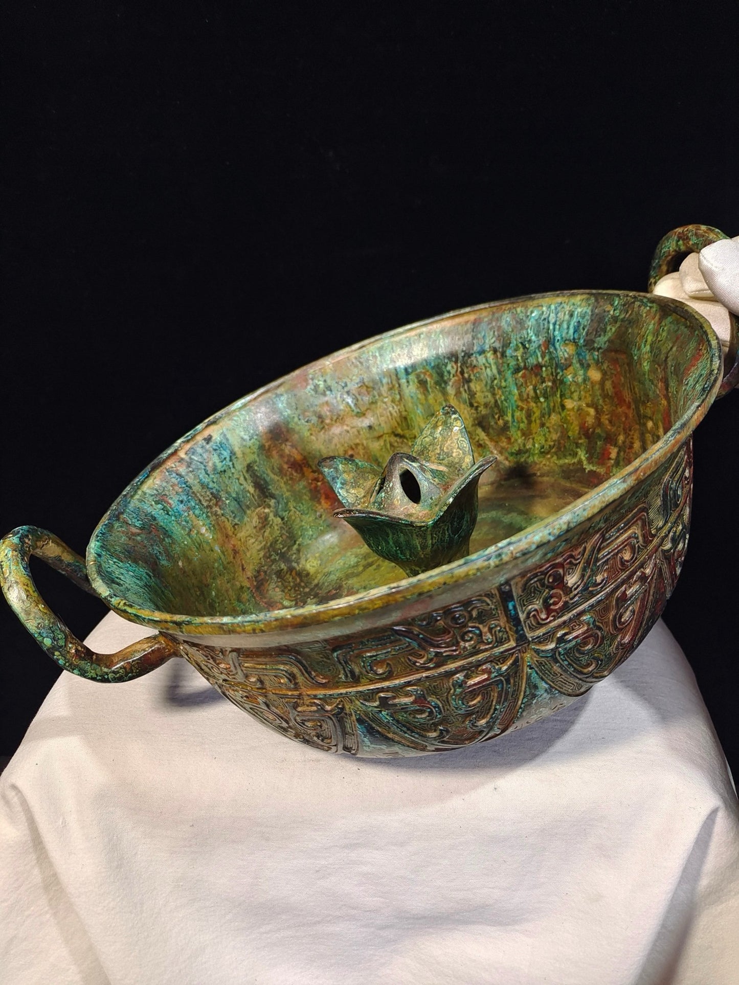 Bronze inscriptions vessel, lotus dish water vessel