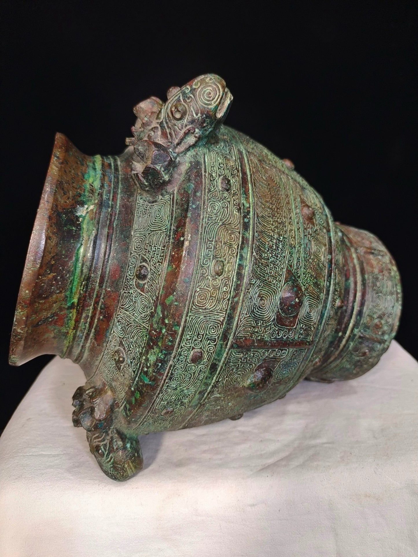 Bronze ritual vessel: Three Sheep Round Zun