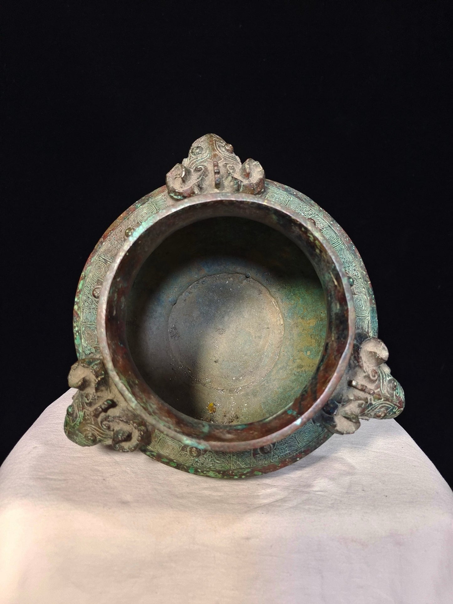 Bronze ritual vessel: Three Sheep Round Zun