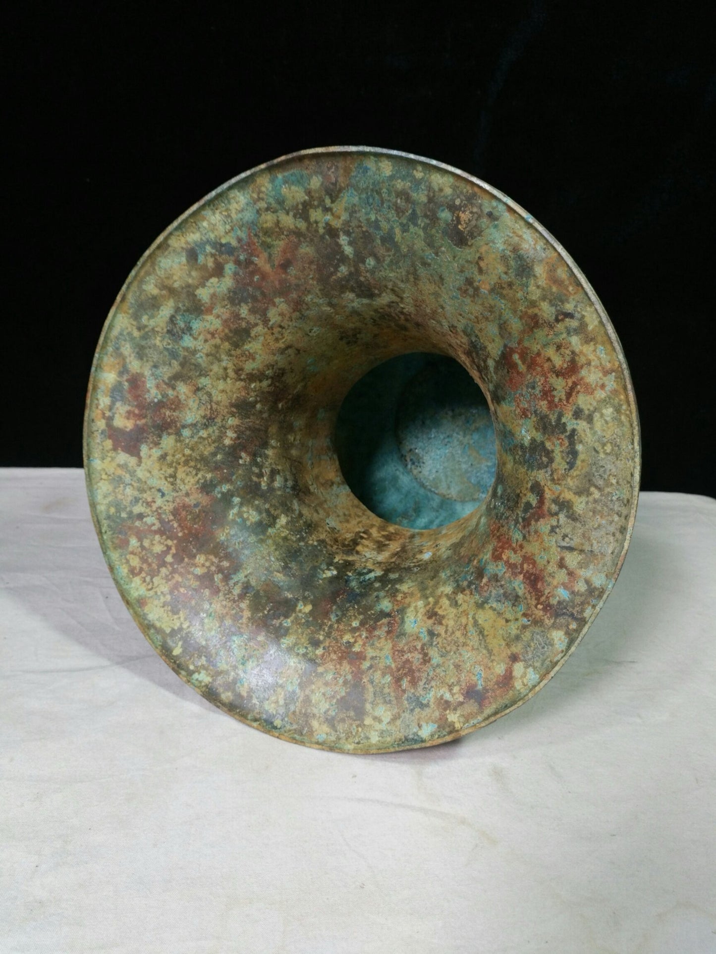 Bronze vessel beast ear statue