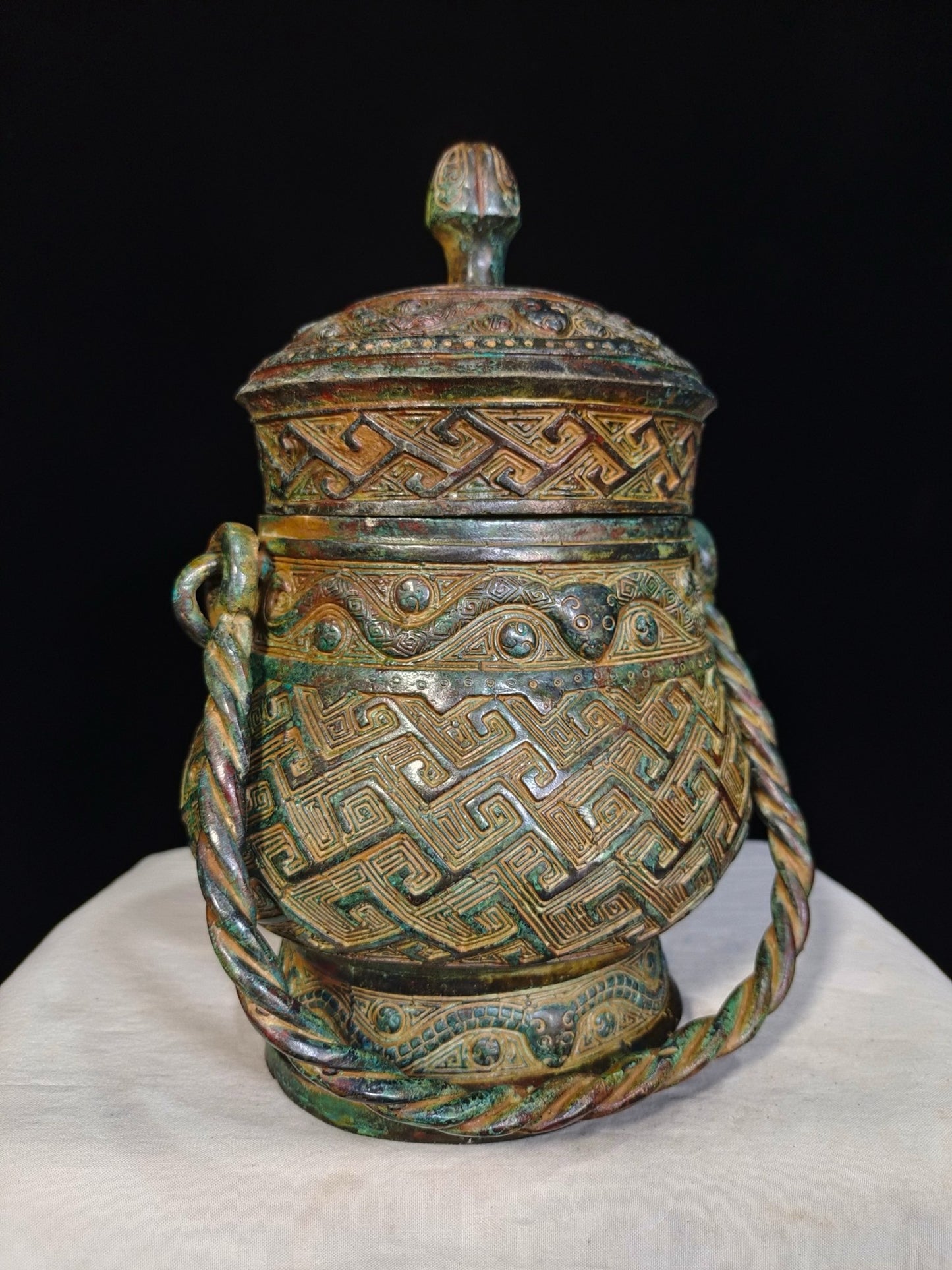 Bronze vessels with curved patterns and lifting beams