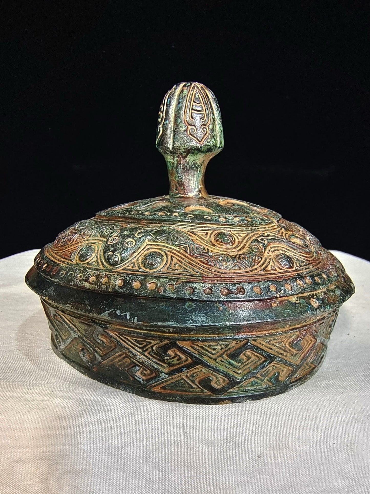 Bronze vessels with curved patterns and lifting beams