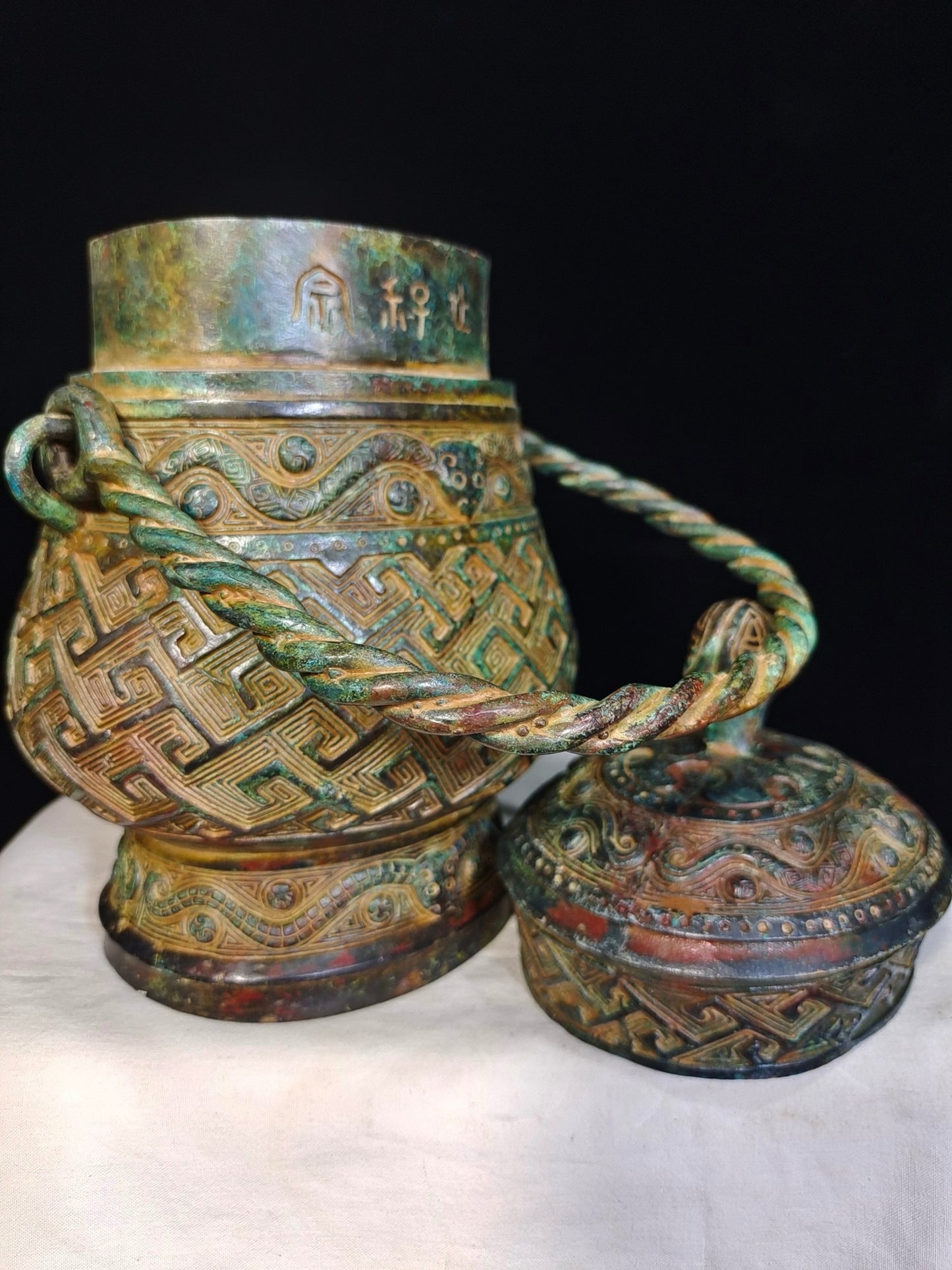Bronze vessels with curved patterns and lifting beams