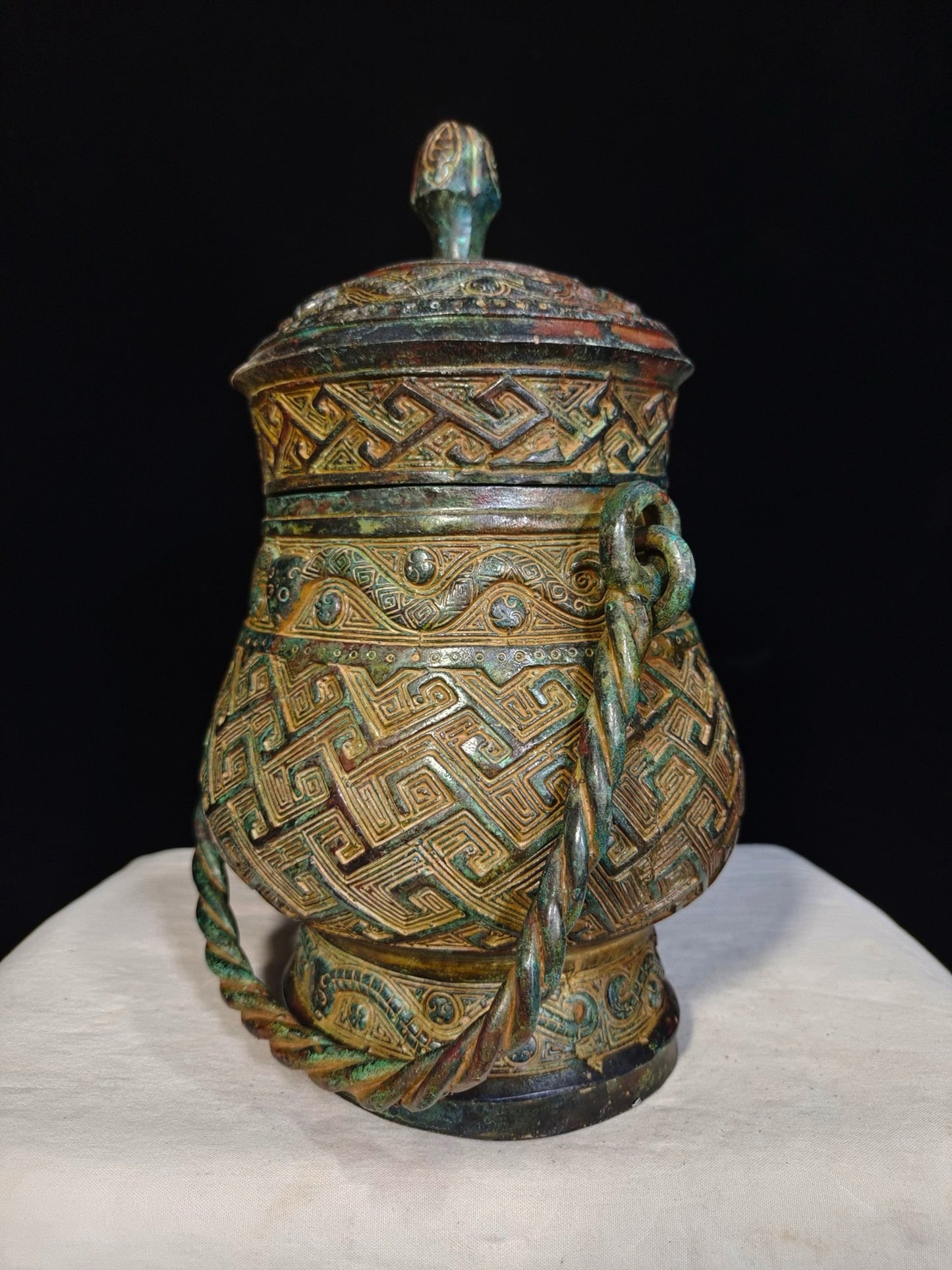 Bronze vessels with curved patterns and lifting beams
