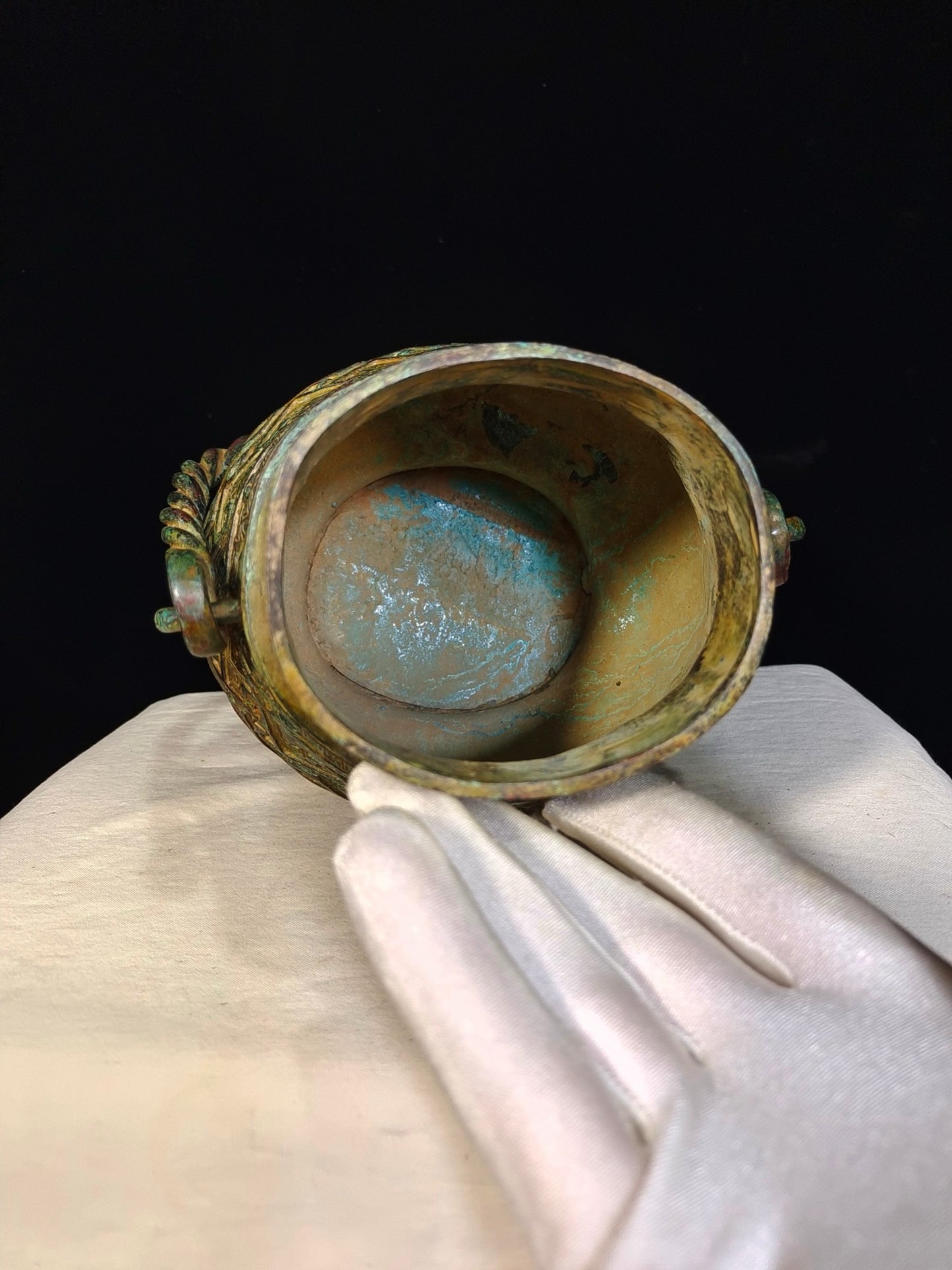 Bronze vessels with curved patterns and lifting beams