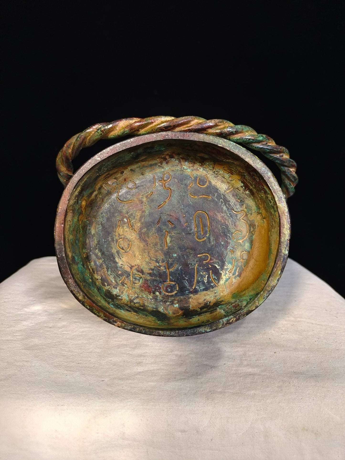 Bronze vessels with curved patterns and lifting beams