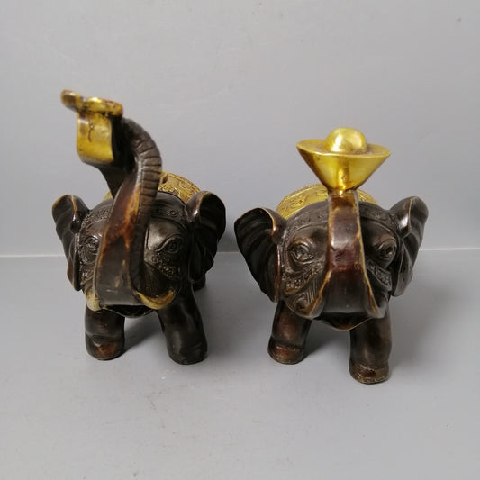 A pair of Chinese antique pure copper elephant ornaments