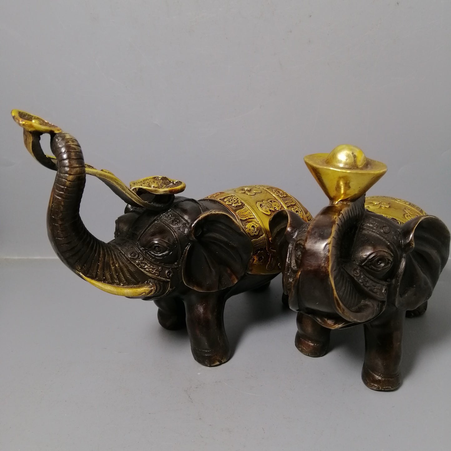 A pair of Chinese antique pure copper elephant ornaments