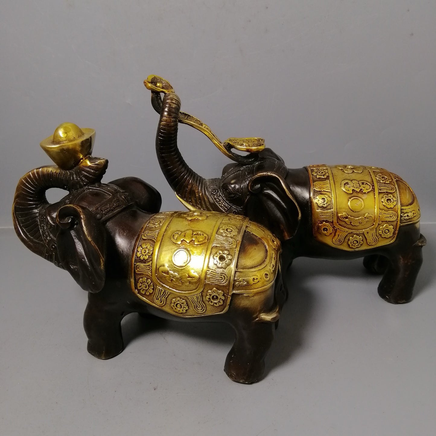 A pair of Chinese antique pure copper elephant ornaments