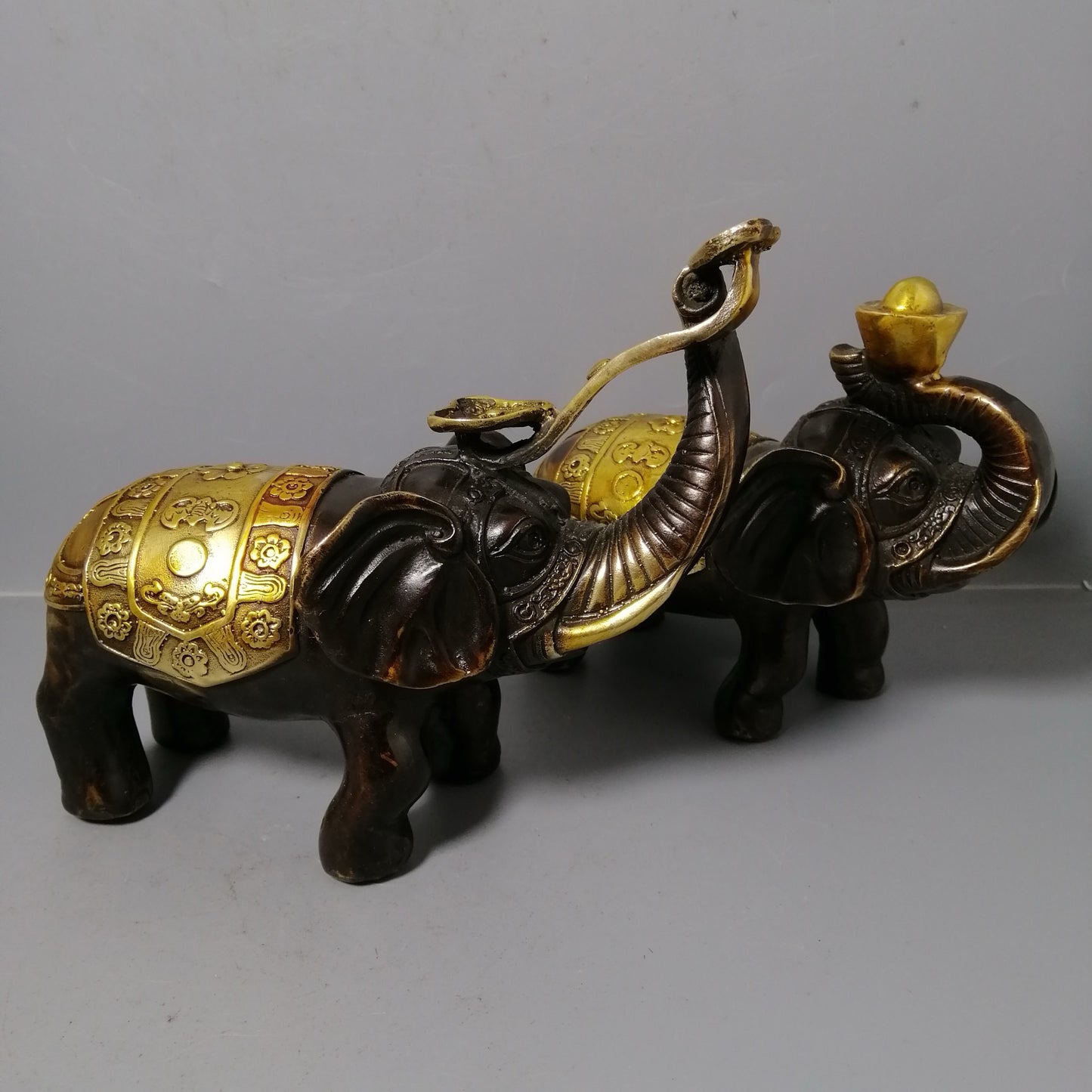 A pair of Chinese antique pure copper elephant ornaments