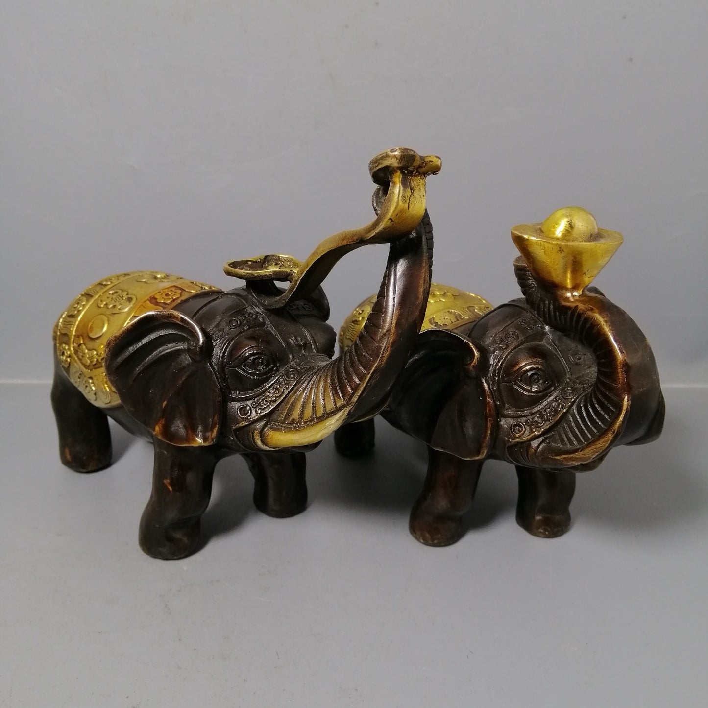 A pair of Chinese antique pure copper elephant ornaments