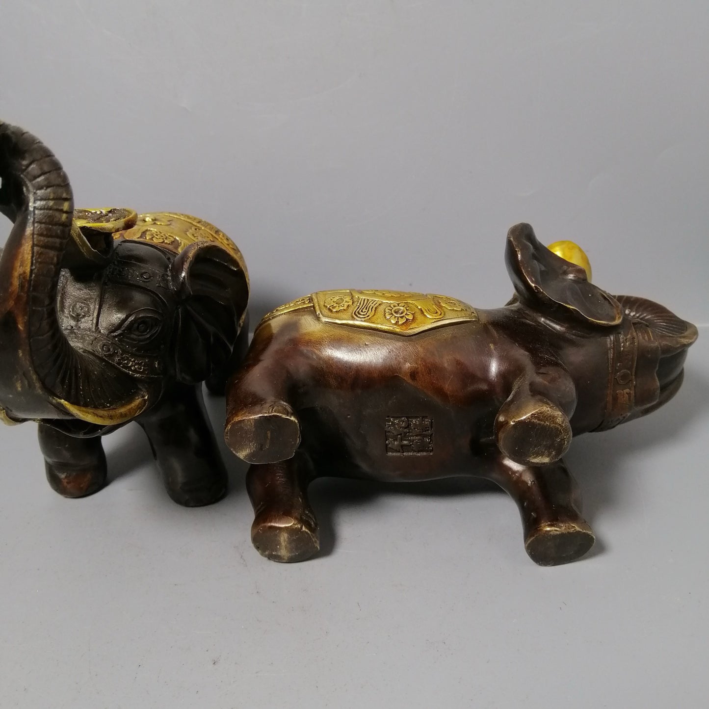 A pair of Chinese antique pure copper elephant ornaments