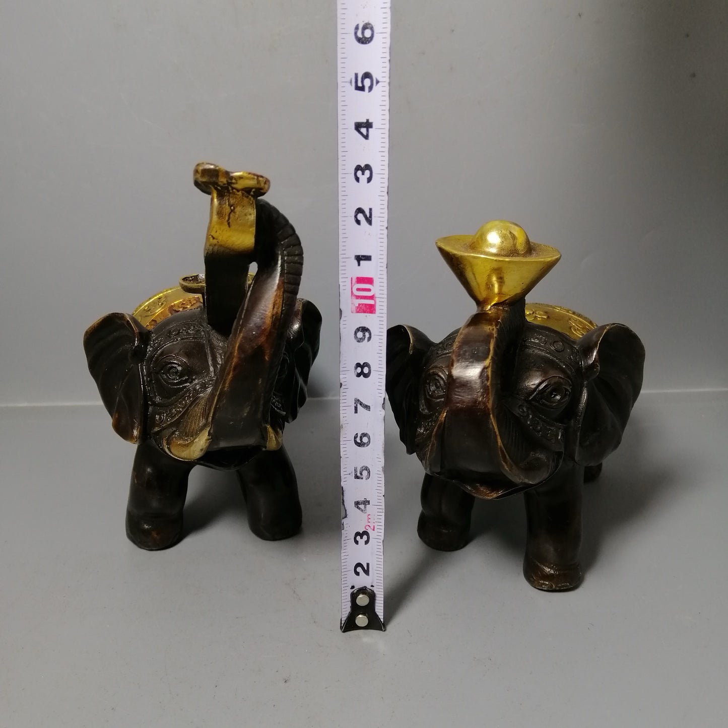 A pair of Chinese antique pure copper elephant ornaments