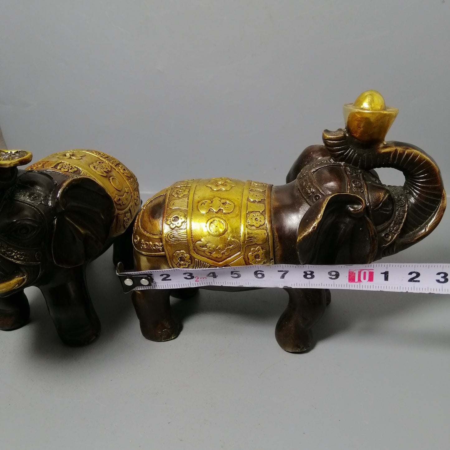 A pair of Chinese antique pure copper elephant ornaments