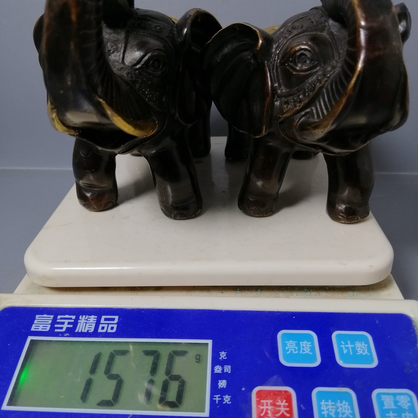 A pair of Chinese antique pure copper elephant ornaments