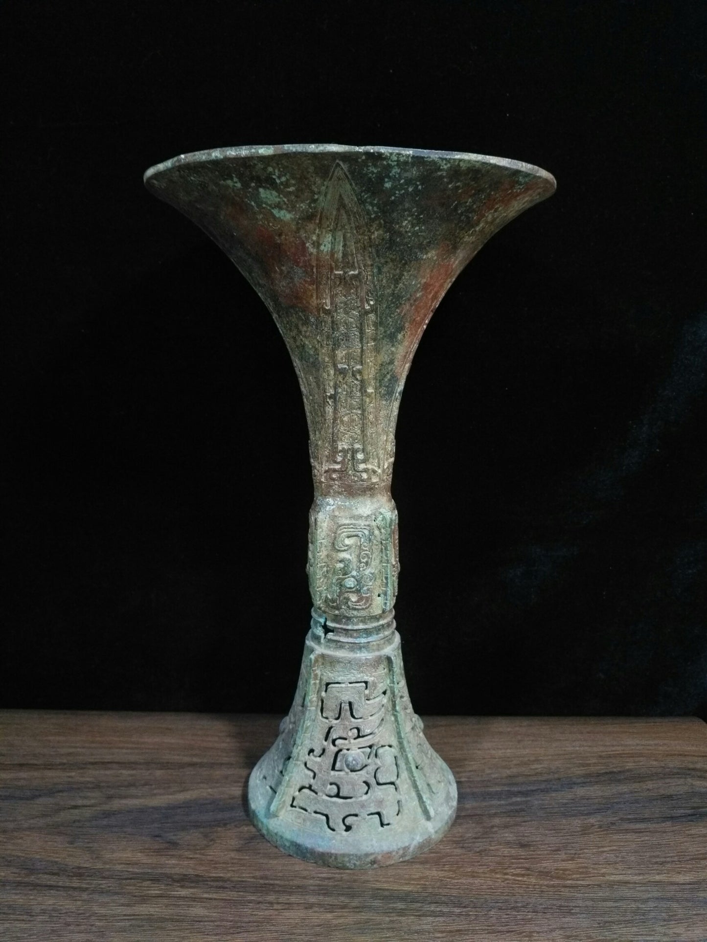 Bronze vessel with a horn mouth